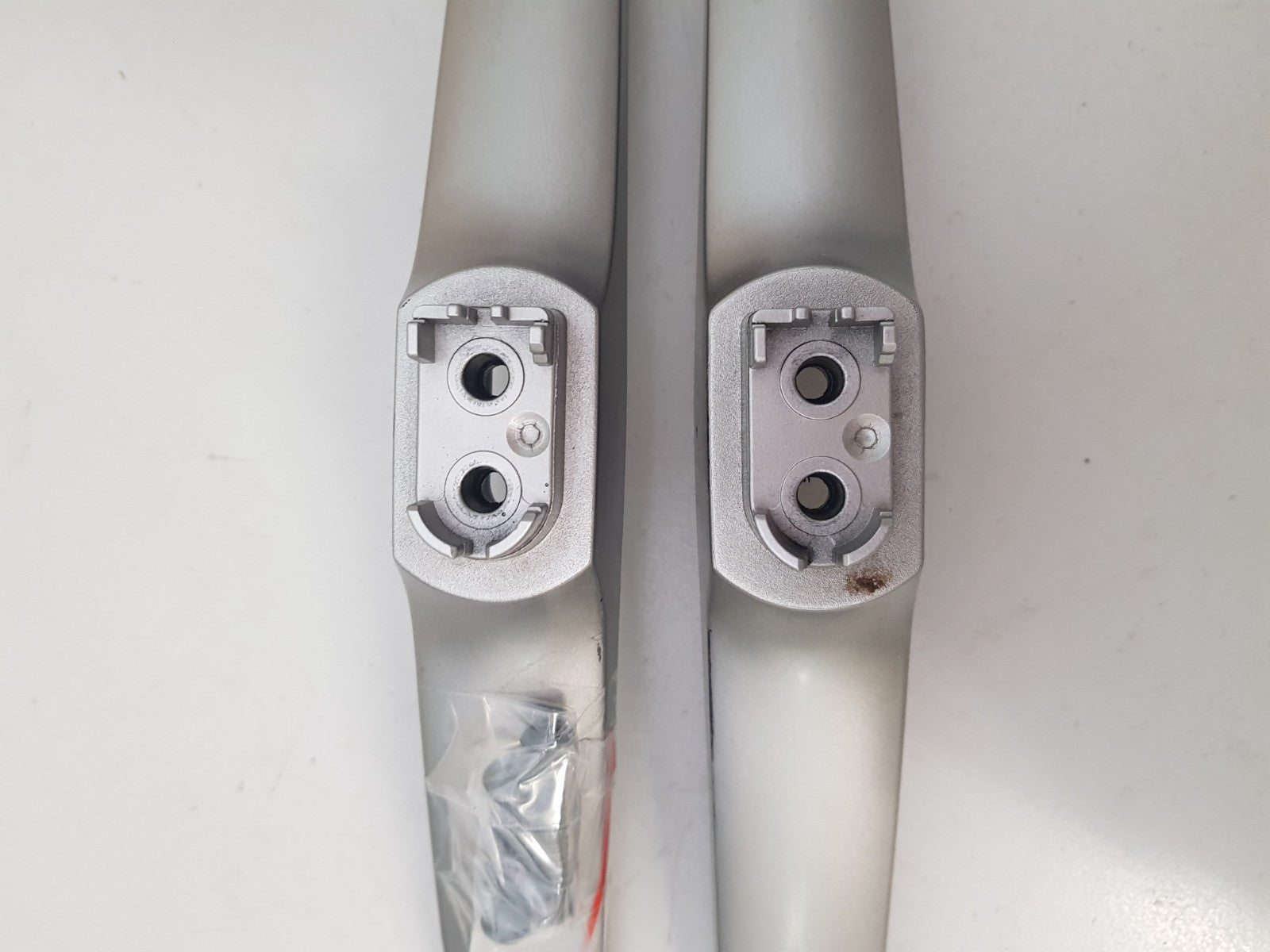 HISENSE 50N4 L&R FEET & SCREWS