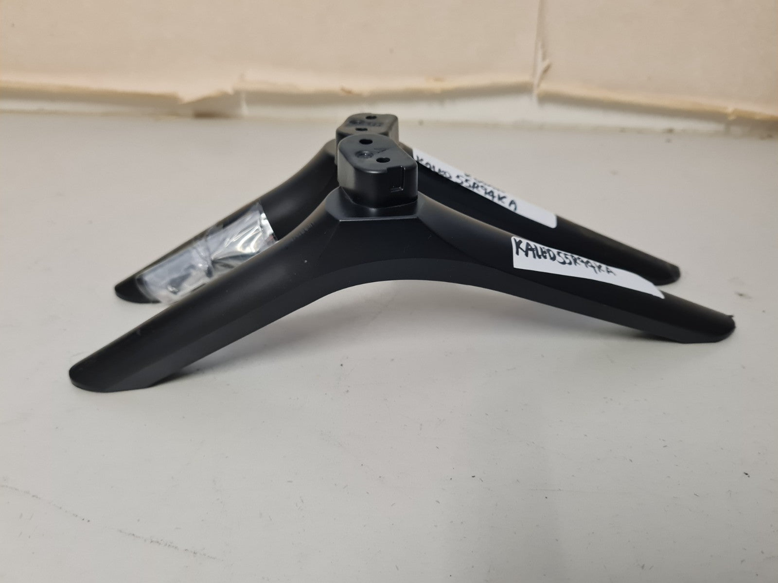 KOGAN KALED55R94KA L&R FEET & SCREWS