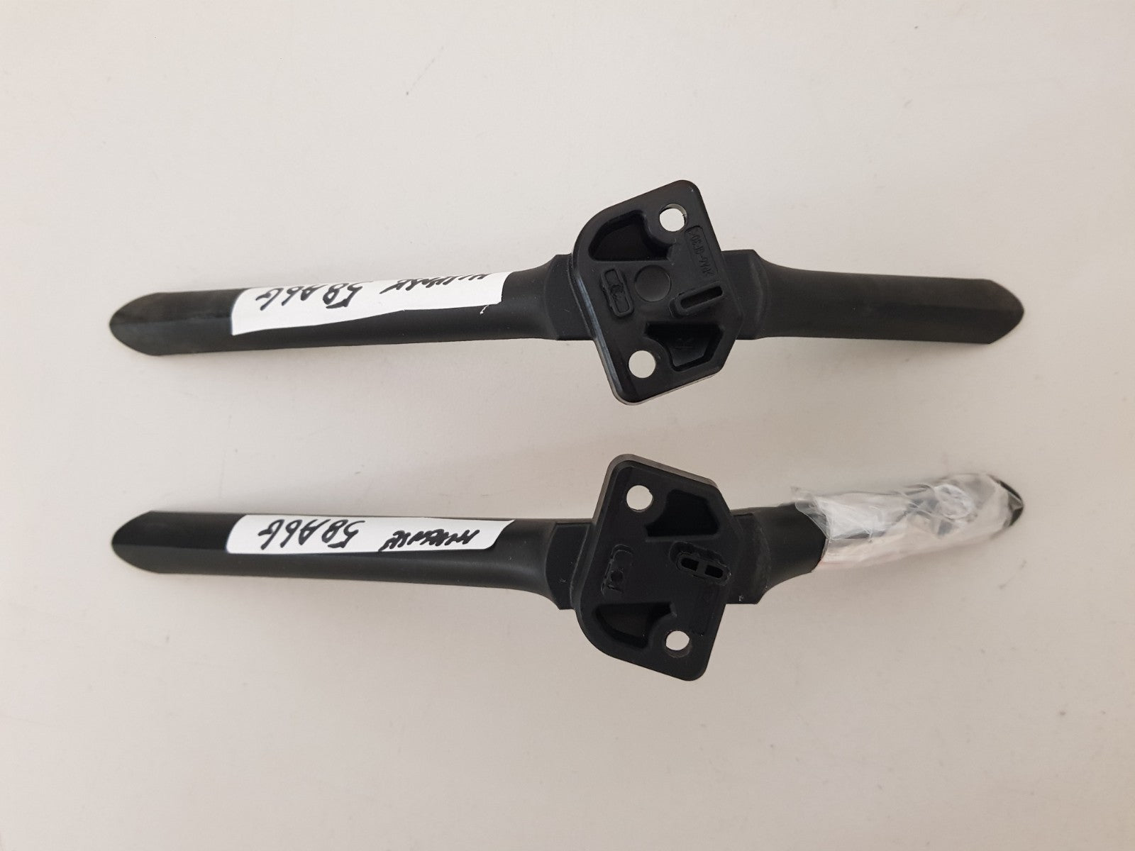 HISENSE 58A6G L&R FEET & SCREWS