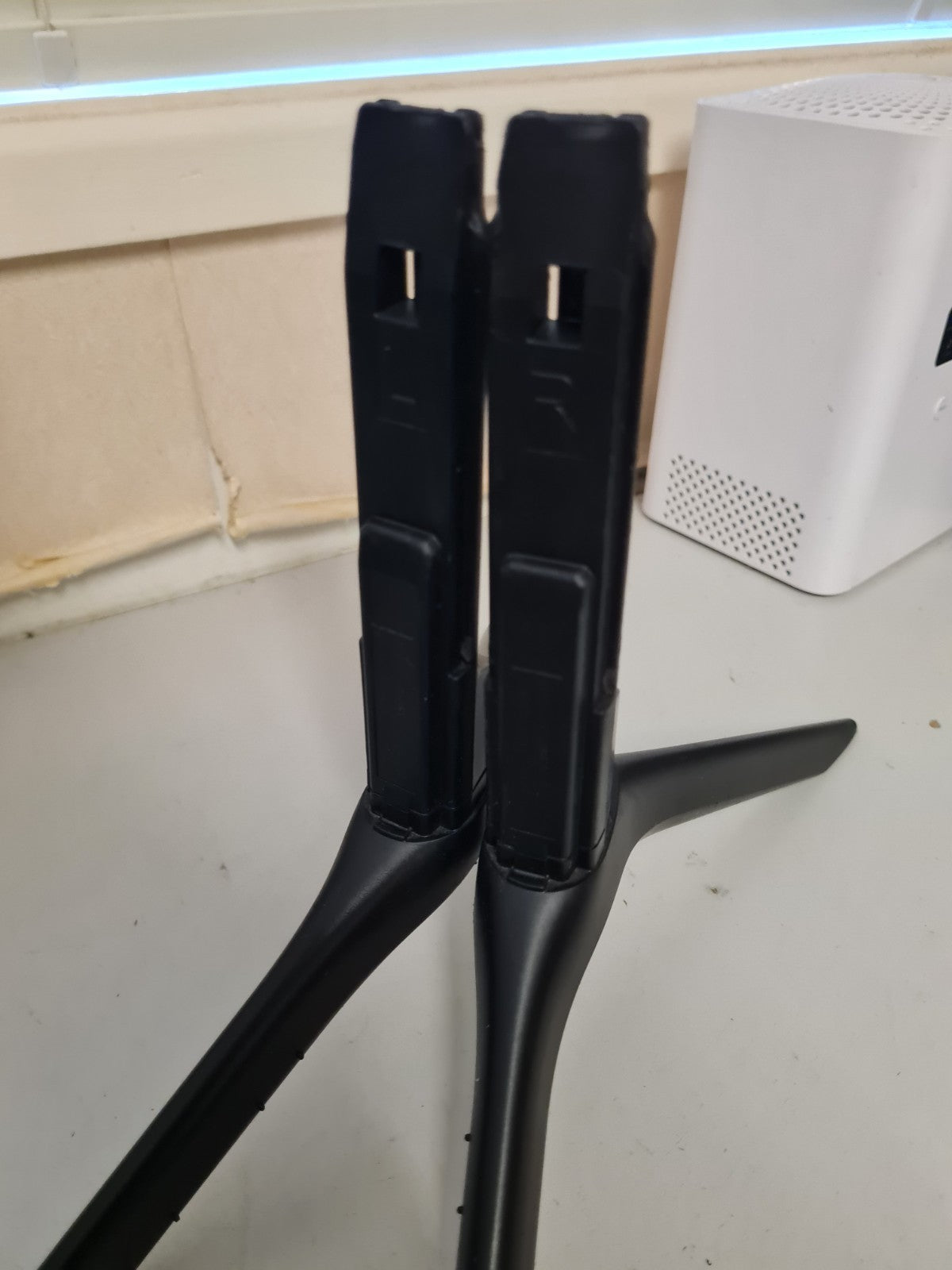 SAMSUNG UA75TU8000 L&R FEET