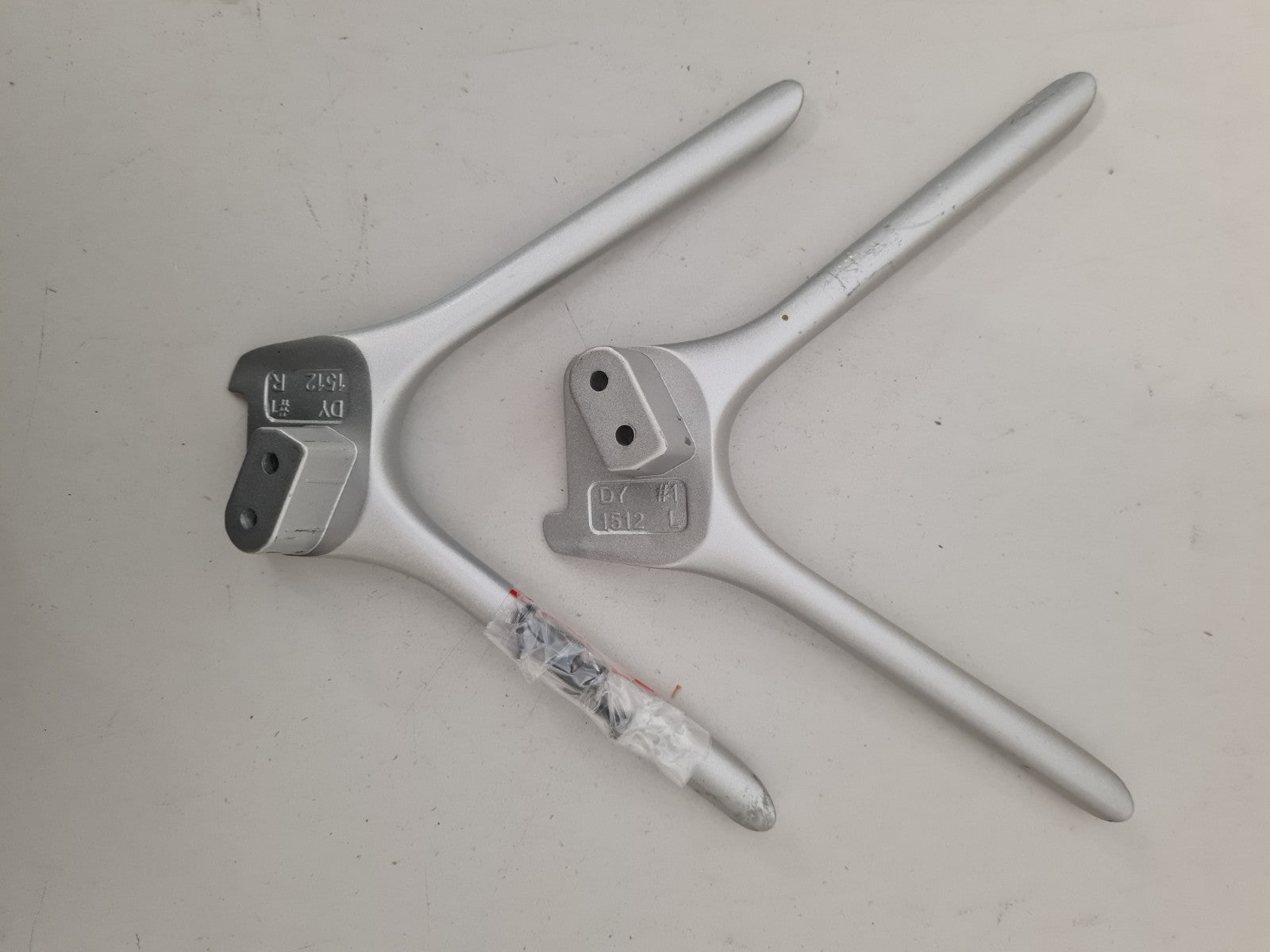 HISENSE 43R6 L&R FEET & SCREWS