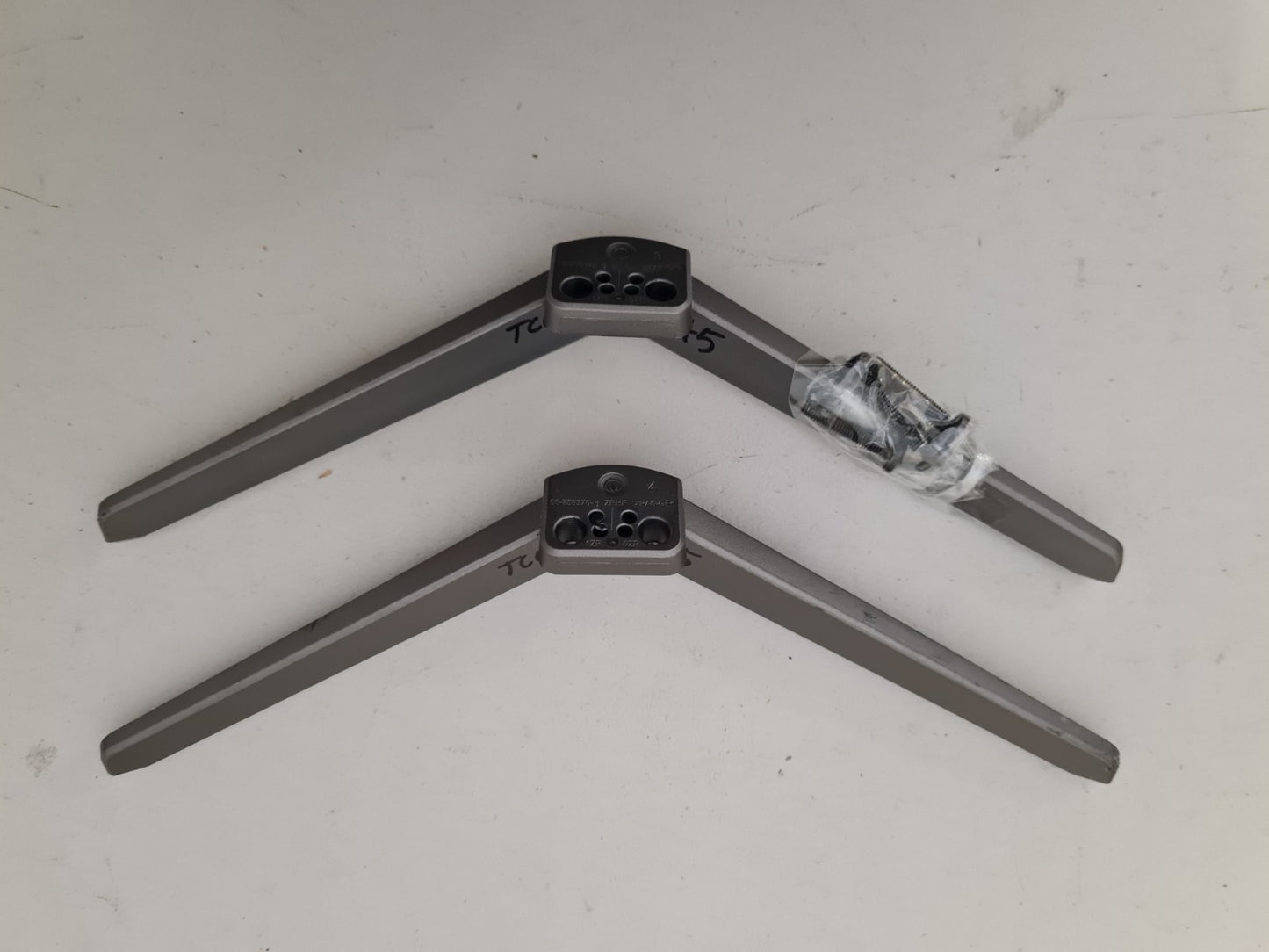 TCL 50C645 L&R FEET & SCREWS