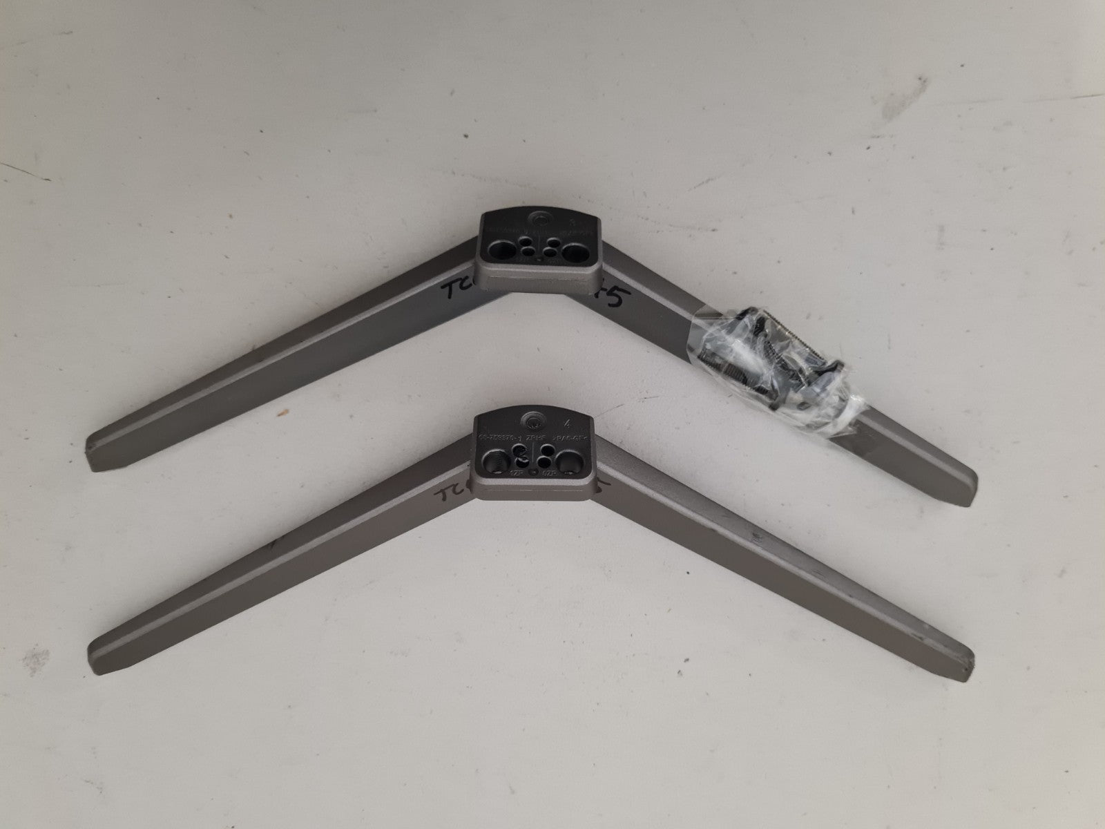 TCL 50C645 L&R FEET & SCREWS