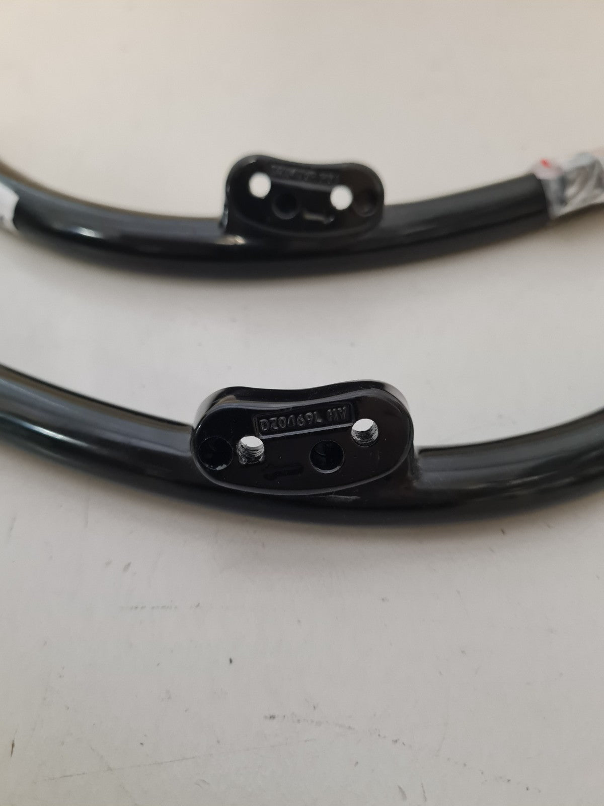 KOGAN KALED58XU9230STA L&R FEET & SCREWS
