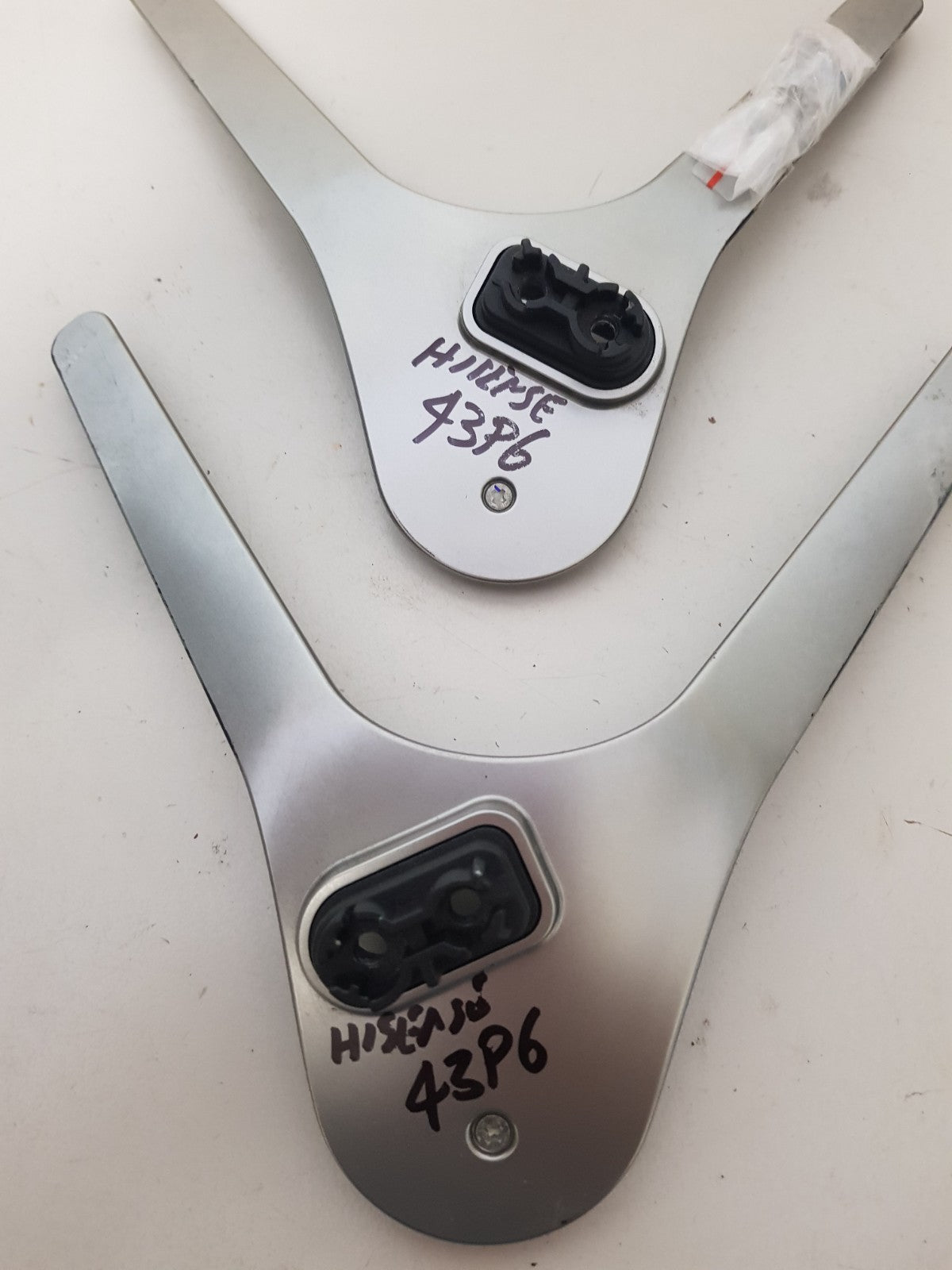 HISENSE 43P6 L&R FEET & SCREWS