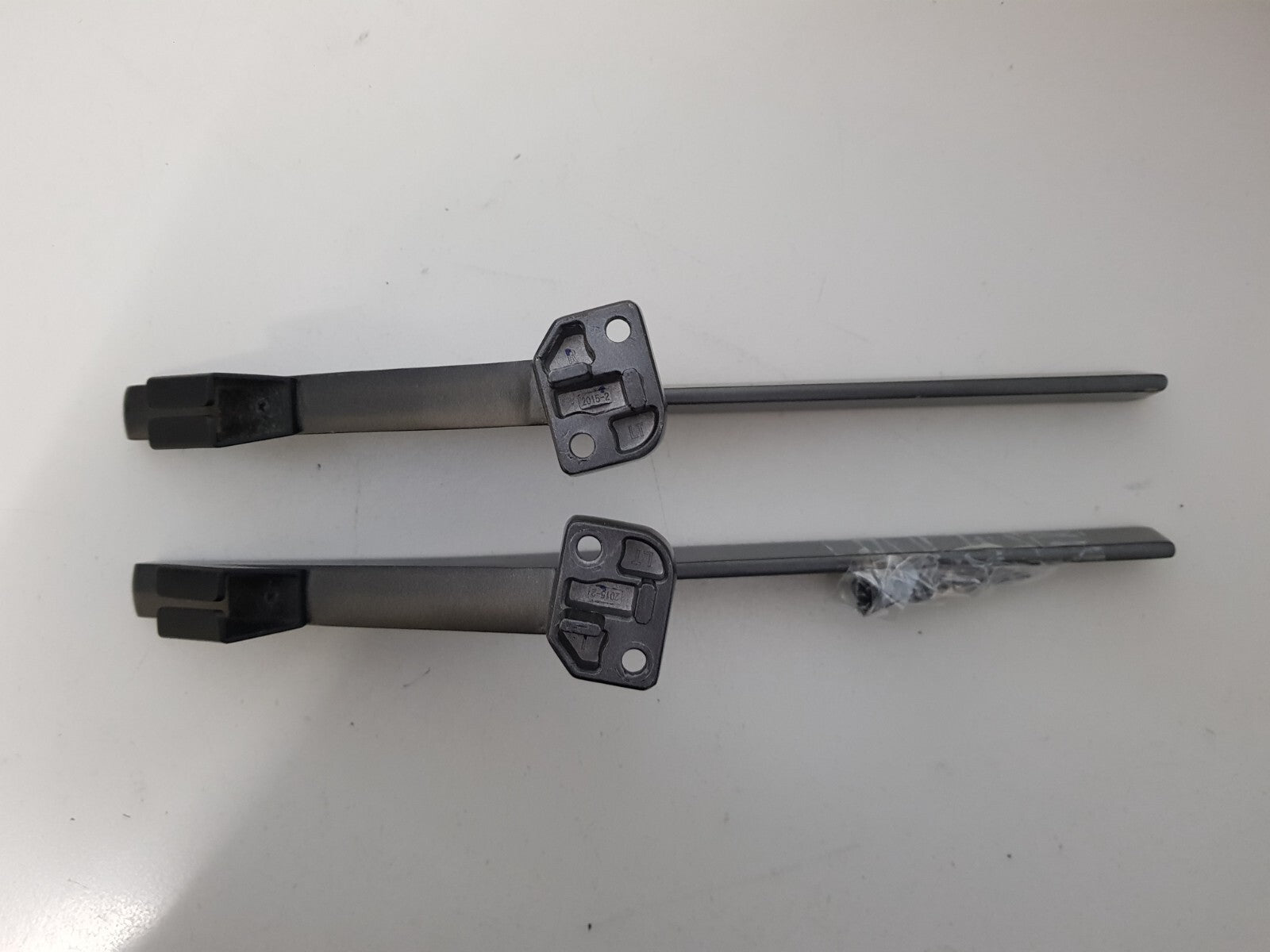 GENUINE HISENSE 65A7G L&R FEET & SCREWS