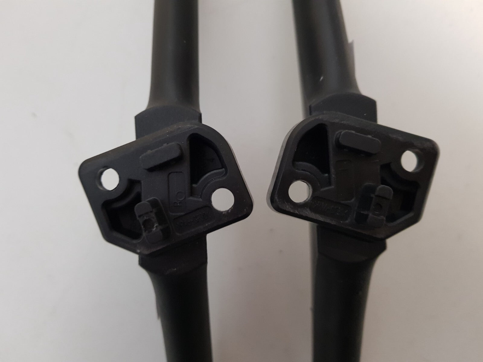 GENUINE HISENSE 58A6HAU L&R FEET & SCREWS