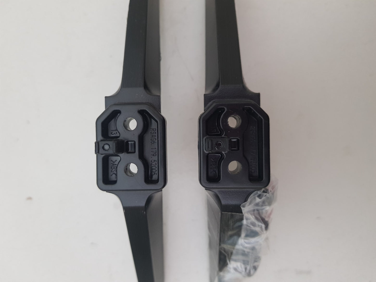 HISENSE 40A4QAU L&R FEET & SCREWS