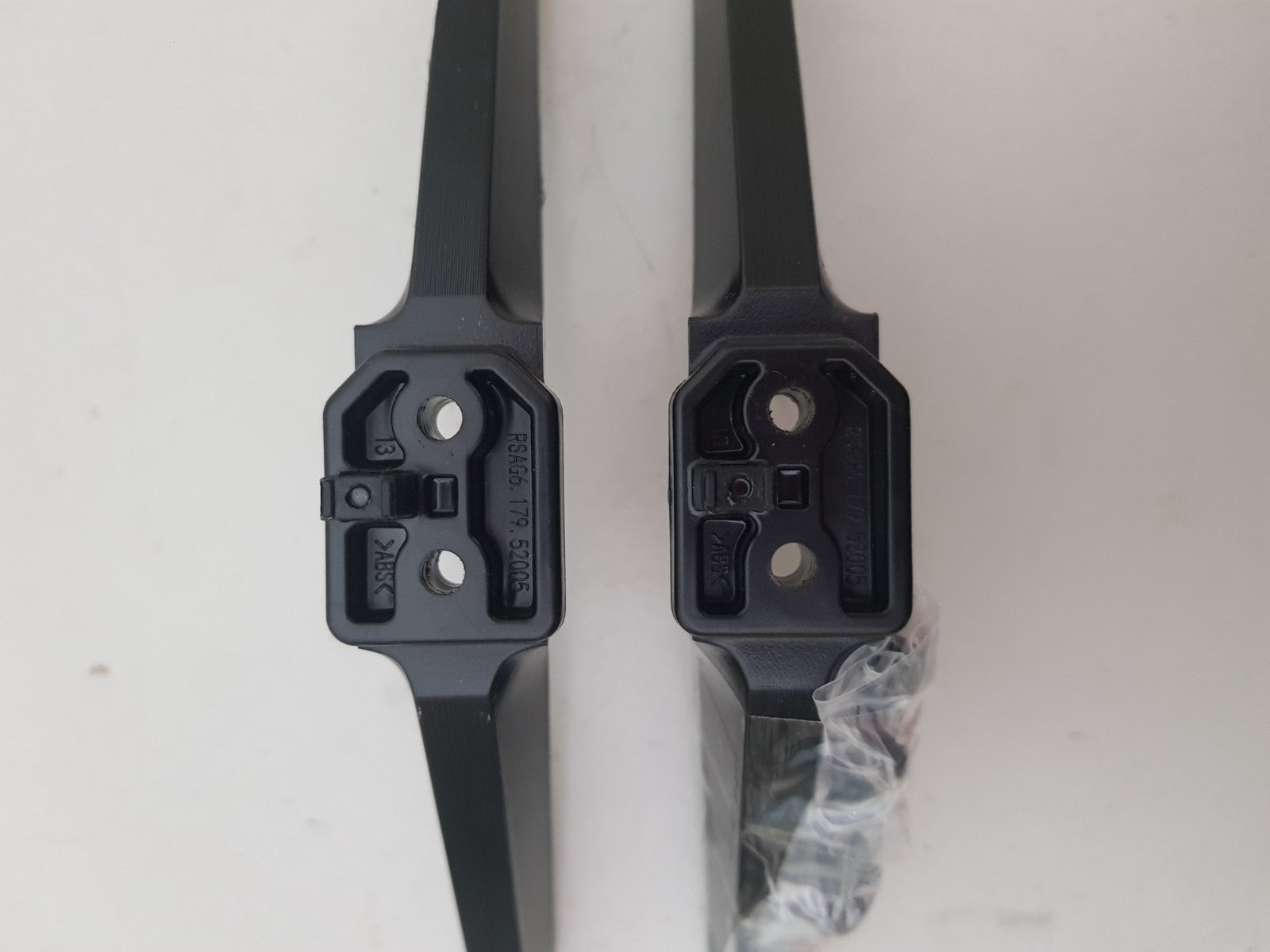 HISENSE 40A4QAU L&R FEET & SCREWS