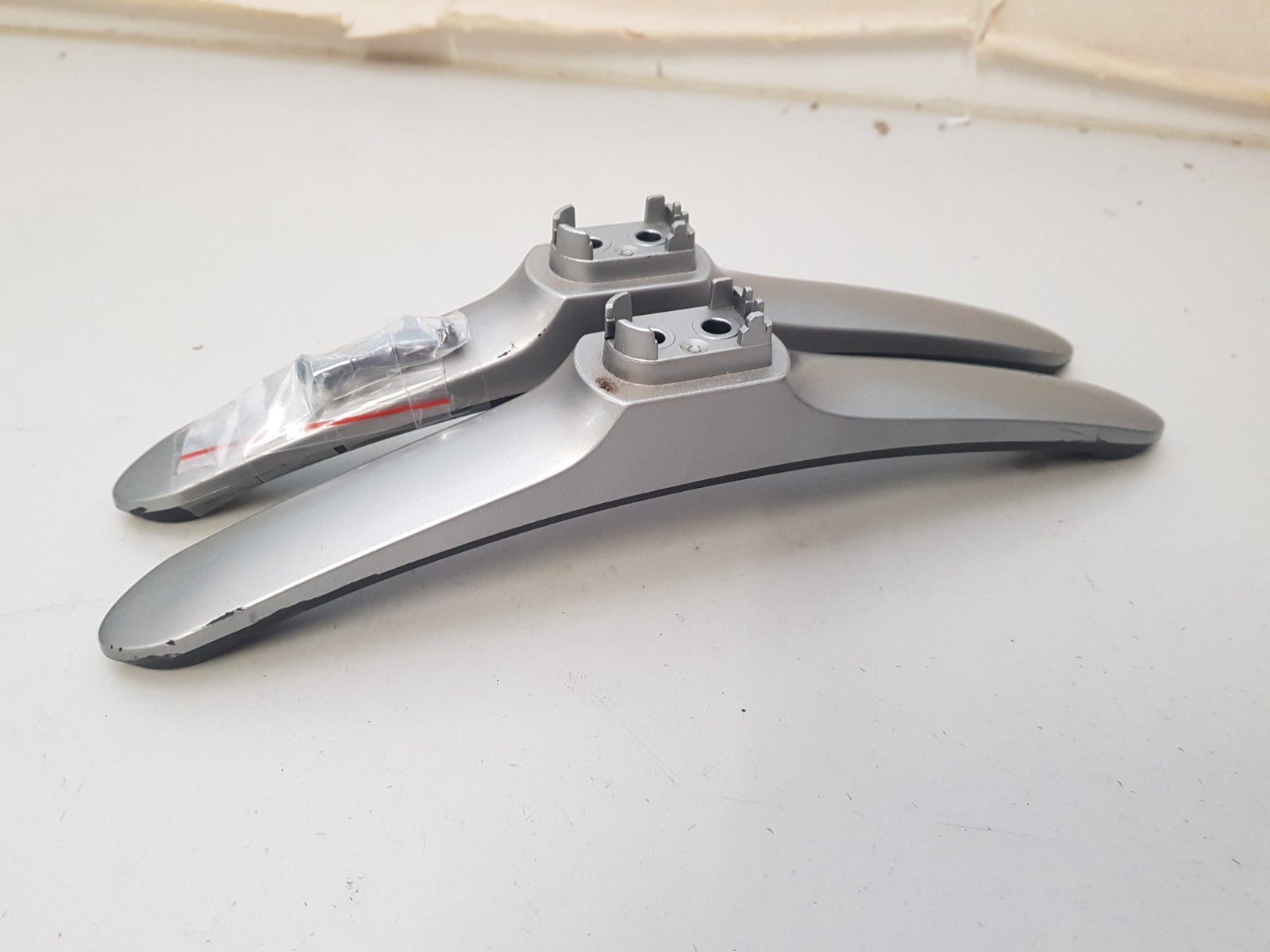 HISENSE 50N4 L&R FEET & SCREWS