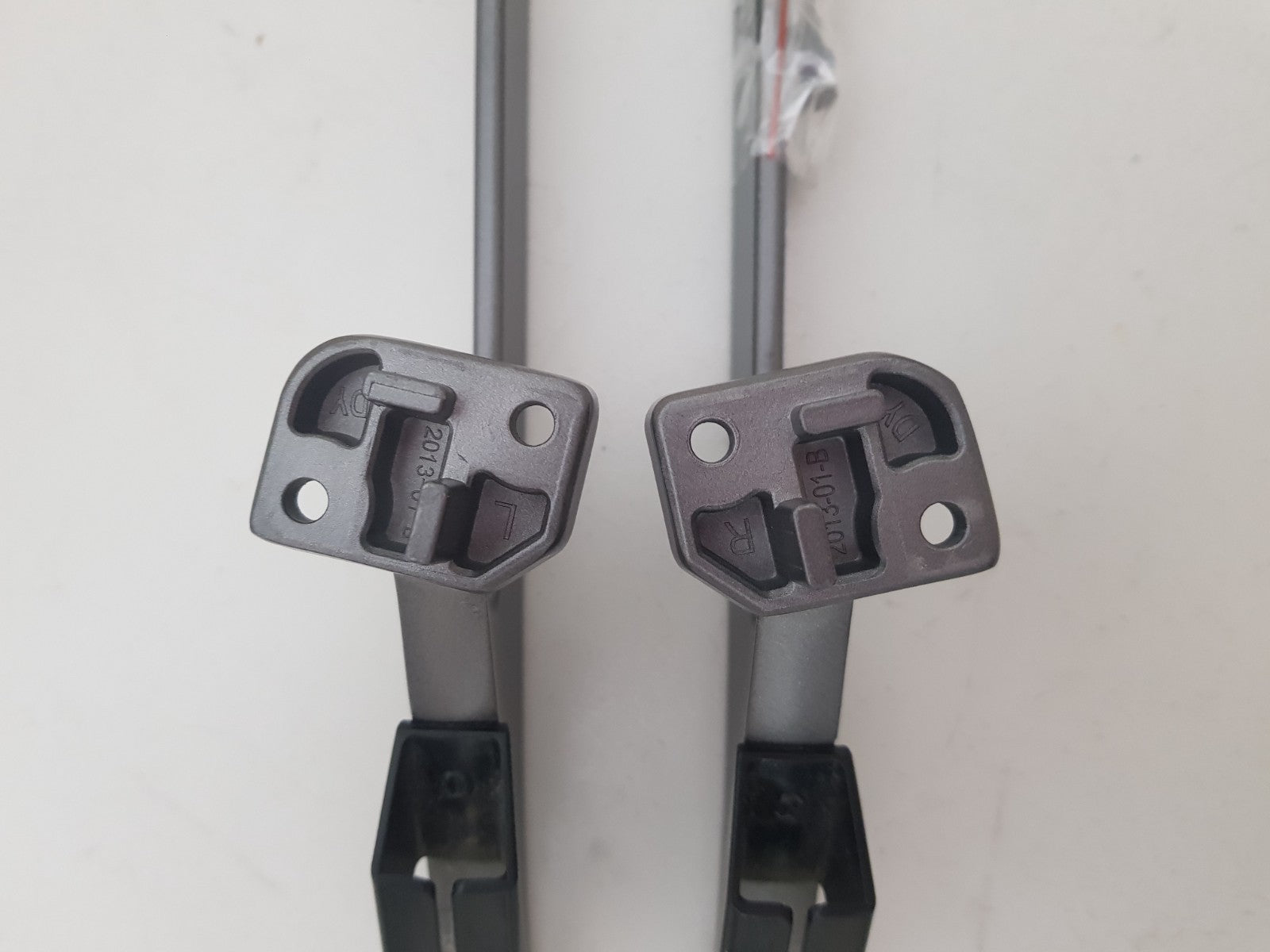 HISENSE 50A7G L&R FEET & SCREWS