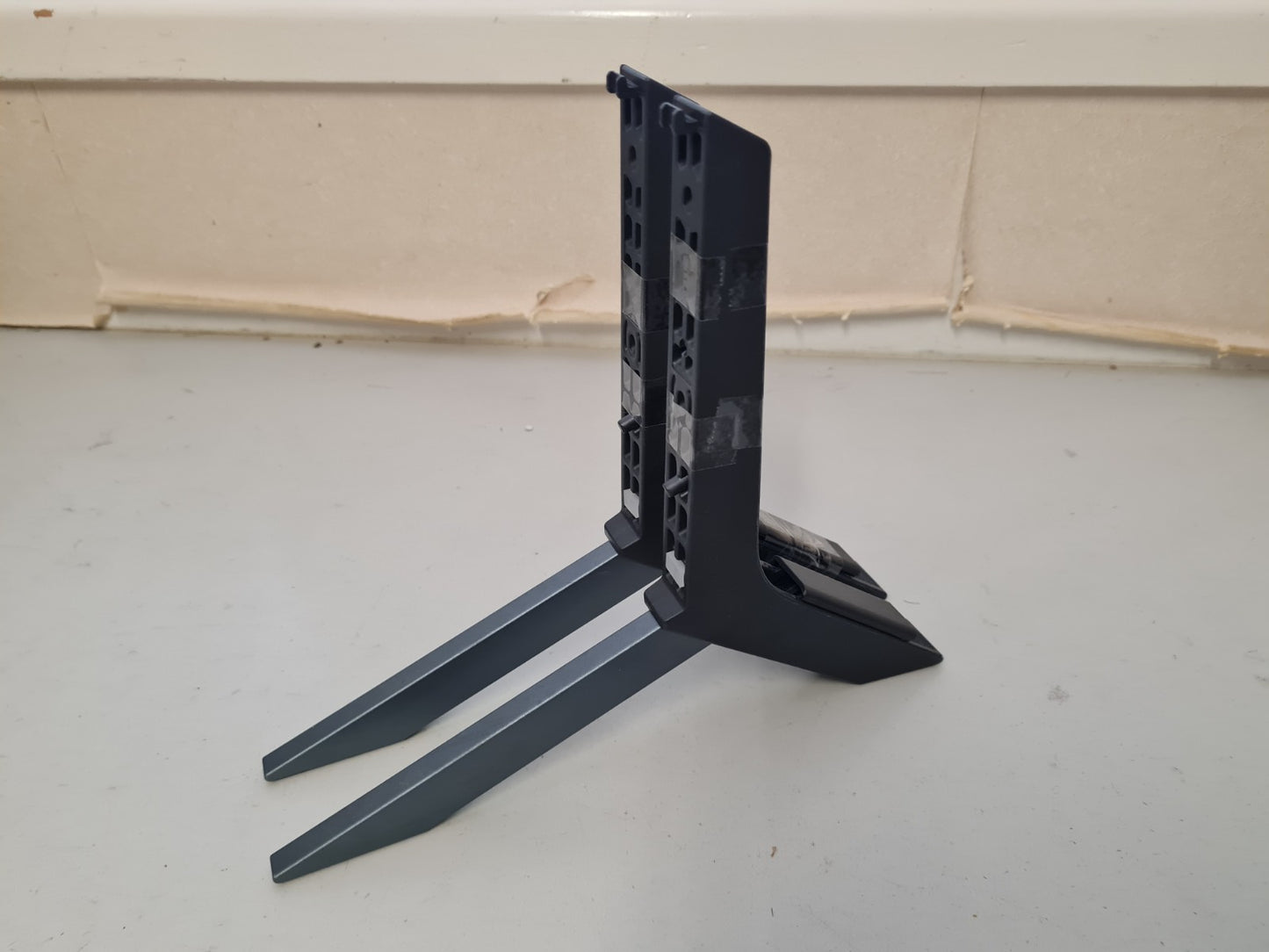 LG 65QNED75SRA L&R FEET & SCREWS