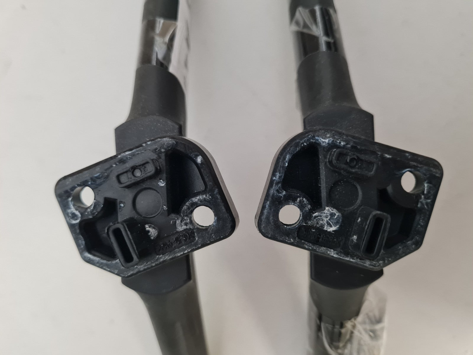 HISENSE 50A6HAU L&R FEET & SCREWS