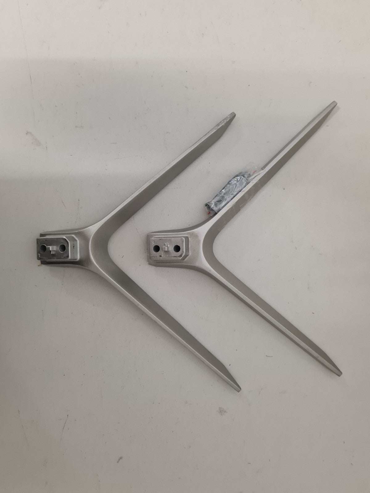 KOGAN KALED55MU8510SZB L&R FEET & SCREWS