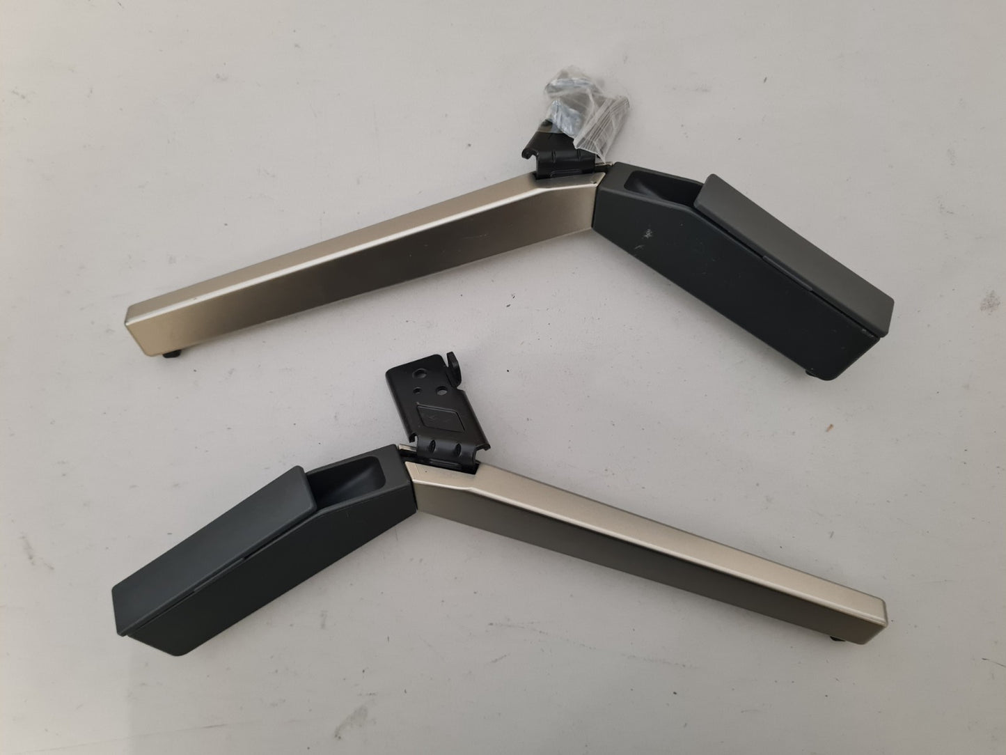 SONY 49X7500F L&R FEET & SCREWS
