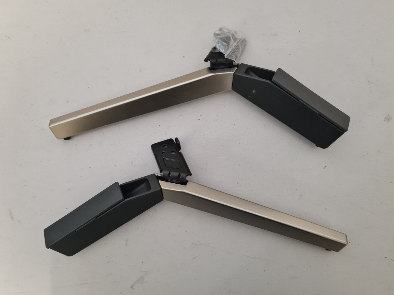 SONY 49X7500F L&R FEET & SCREWS
