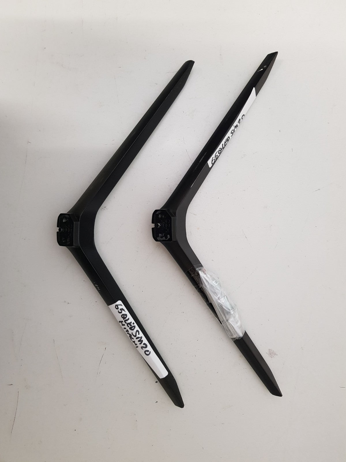 HITACHI 65QLEDSM20 L&R FEET & SCREWS