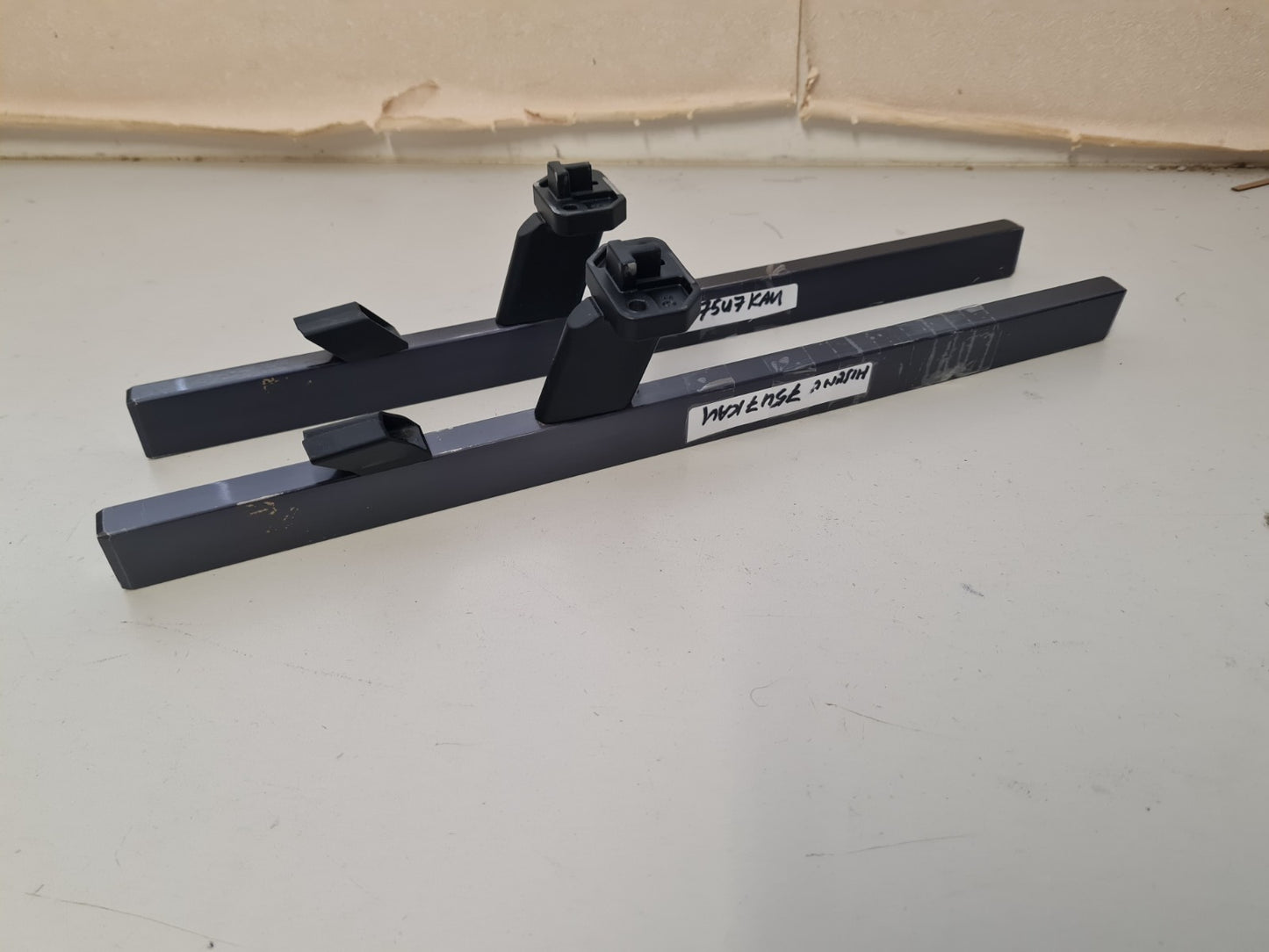 HISENSE 75U7KAU L&R FEET & SCREWS