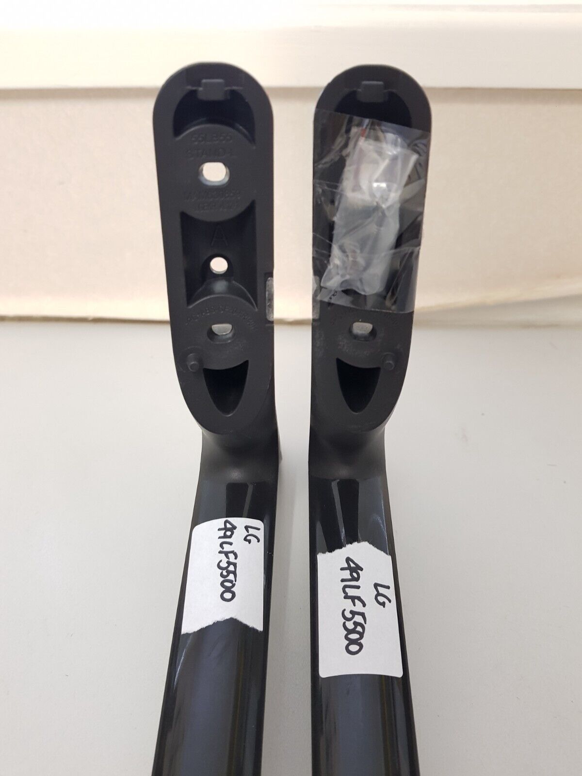 GENUINE LG 49LF5500 L&R FEET & SCREWS