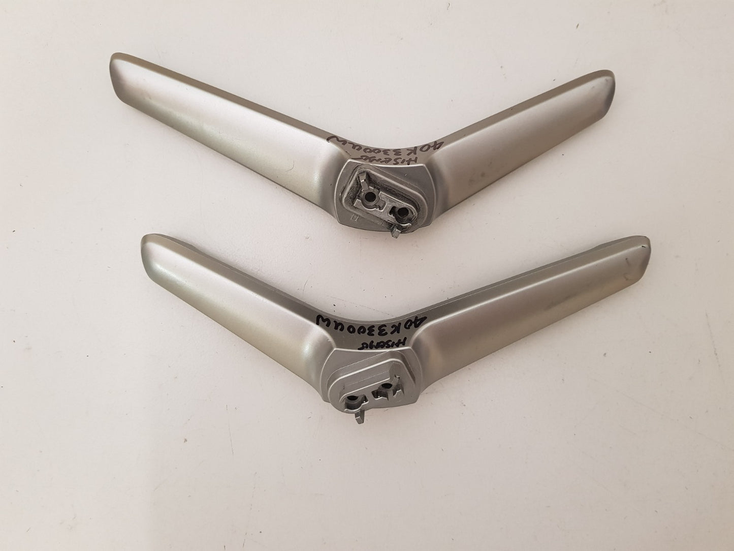 HISENSE 40K3300UW L&R FEET