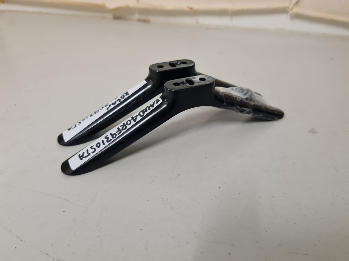 KOGAN KALED40RF9310STA L&R FEET & SCREWS
