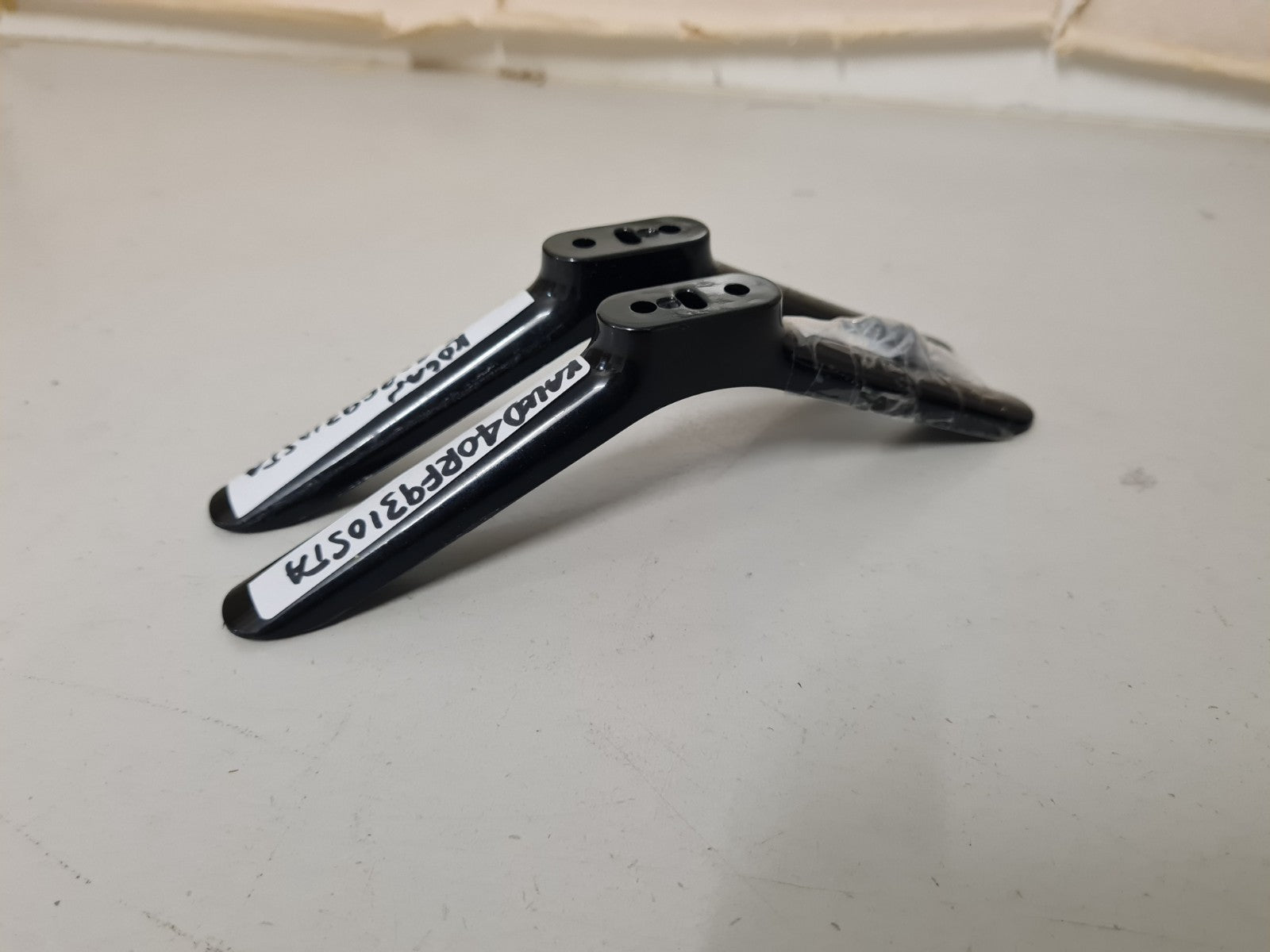KOGAN KALED40RF9310STA L&R FEET & SCREWS
