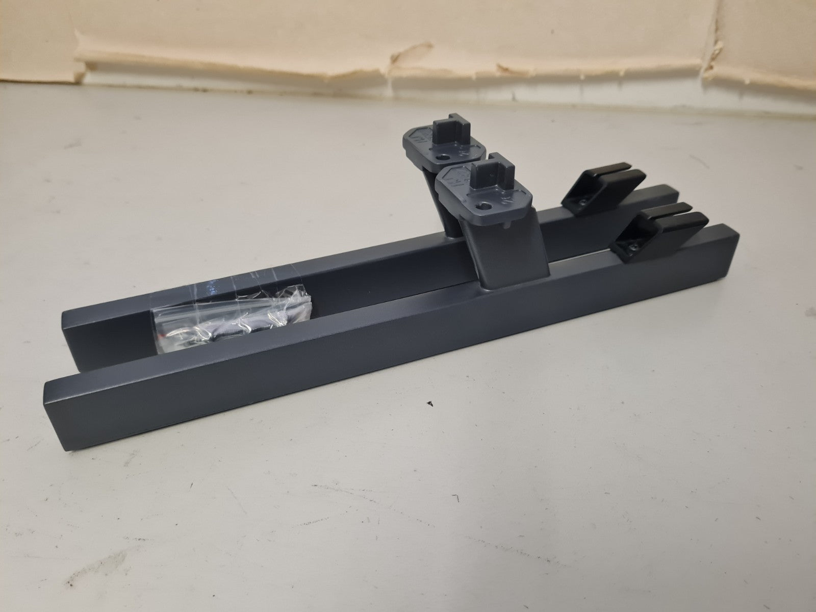 HISENSE 65Q6NAU L&R FEET & SCREWS
