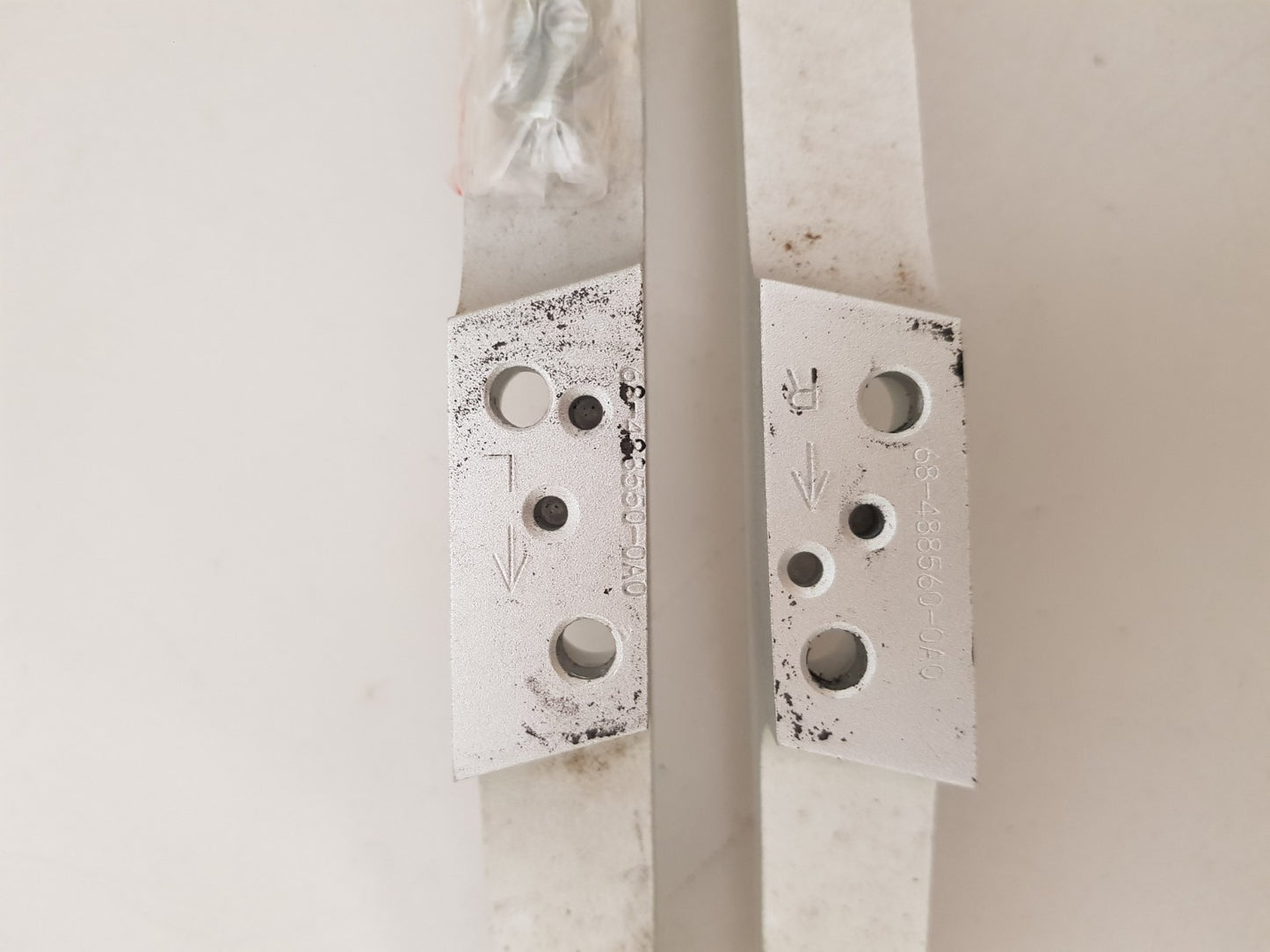 TCL 60E6000US L&R FEET & SCREWS