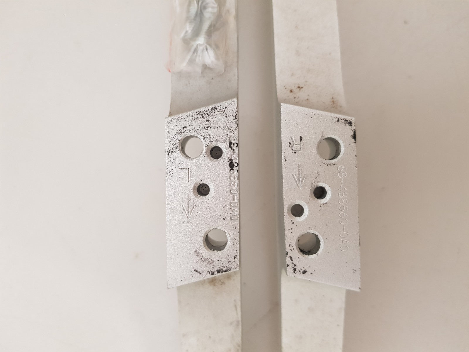 TCL 60E6000US L&R FEET & SCREWS