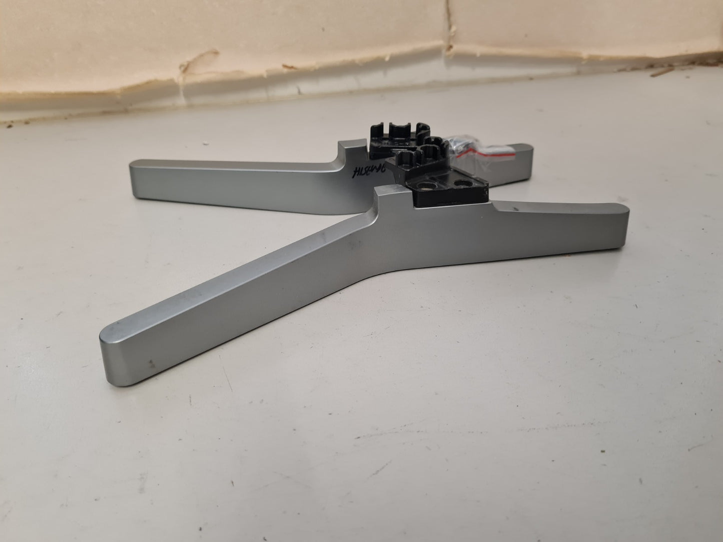 HISENSE 55N6 L&R FEET & SCREWS