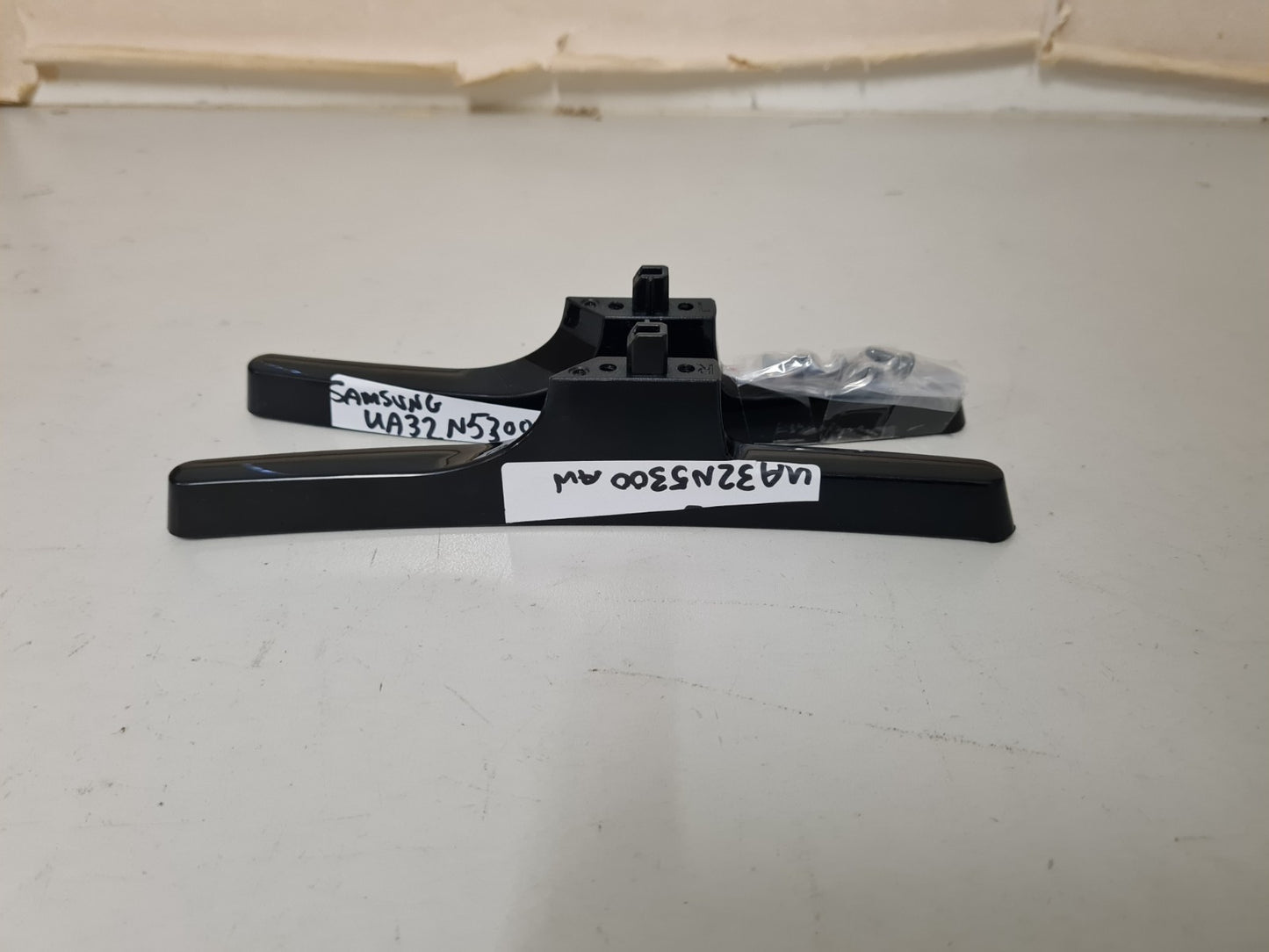 SAMSUNG UA32N3500AW L&R FEET & SCREWS