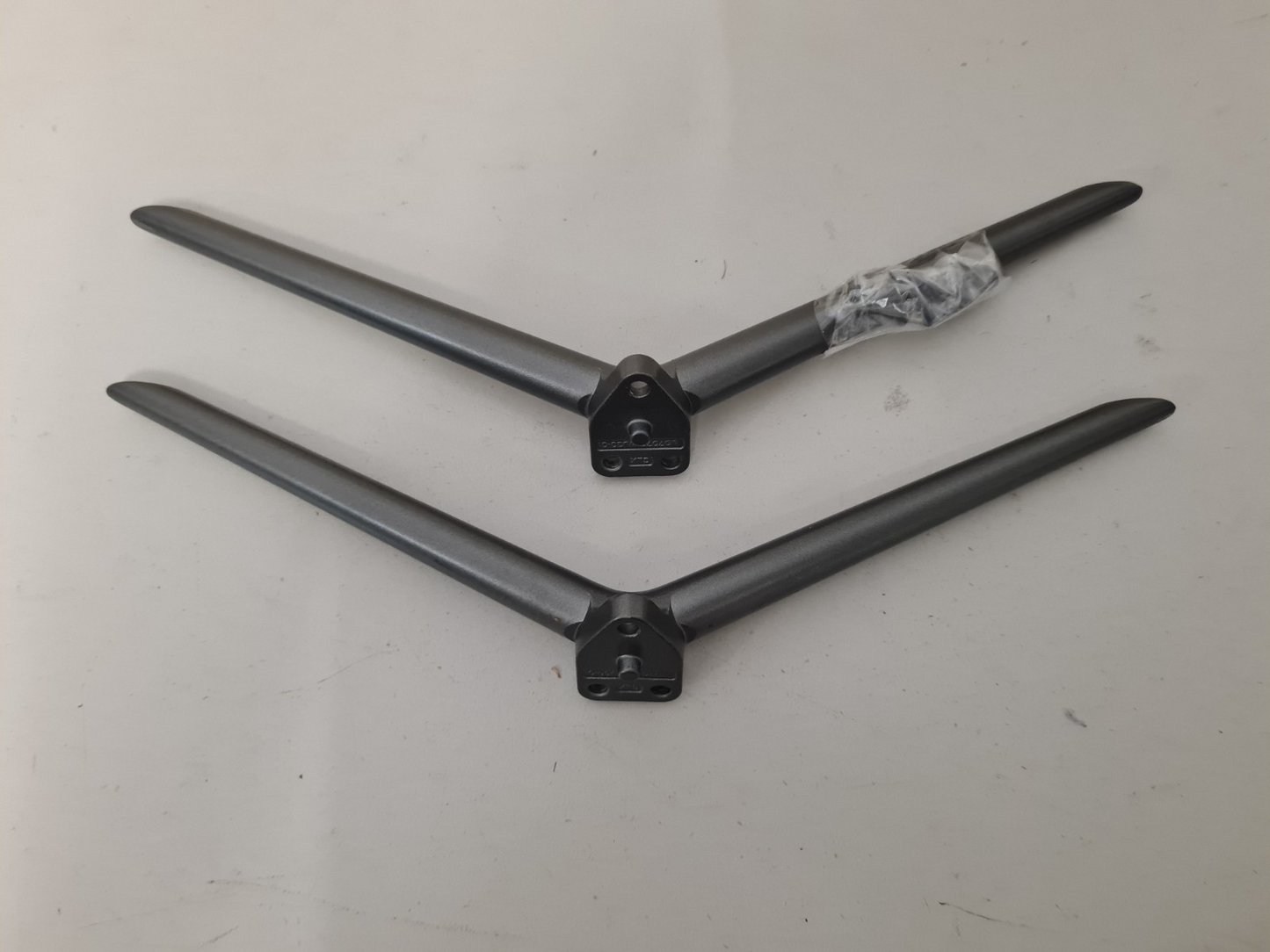 BLAUPUNKT BP650USG9700 L&R FEET & SCREWS