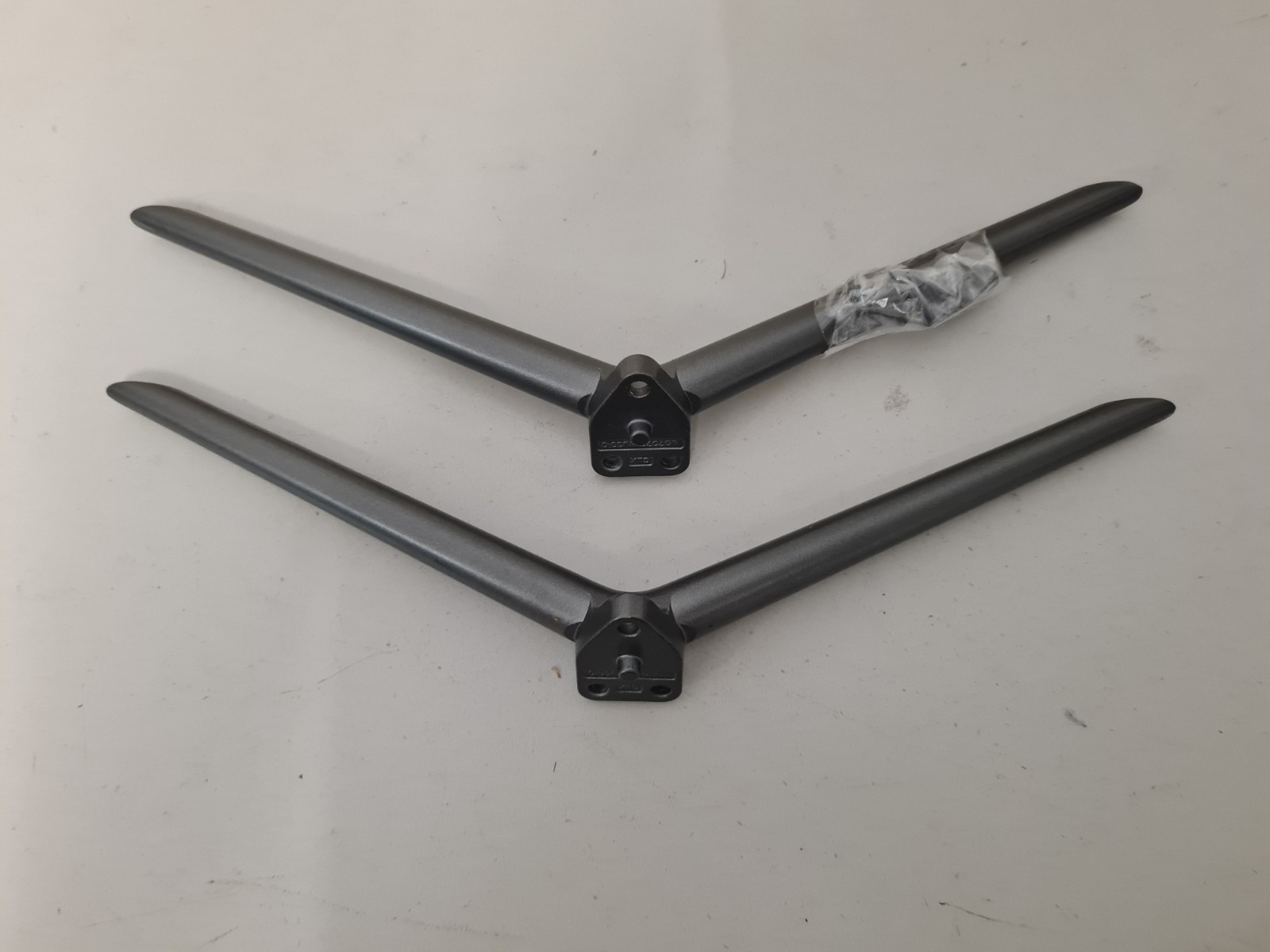 BLAUPUNKT BP650USG9700 L&R FEET & SCREWS