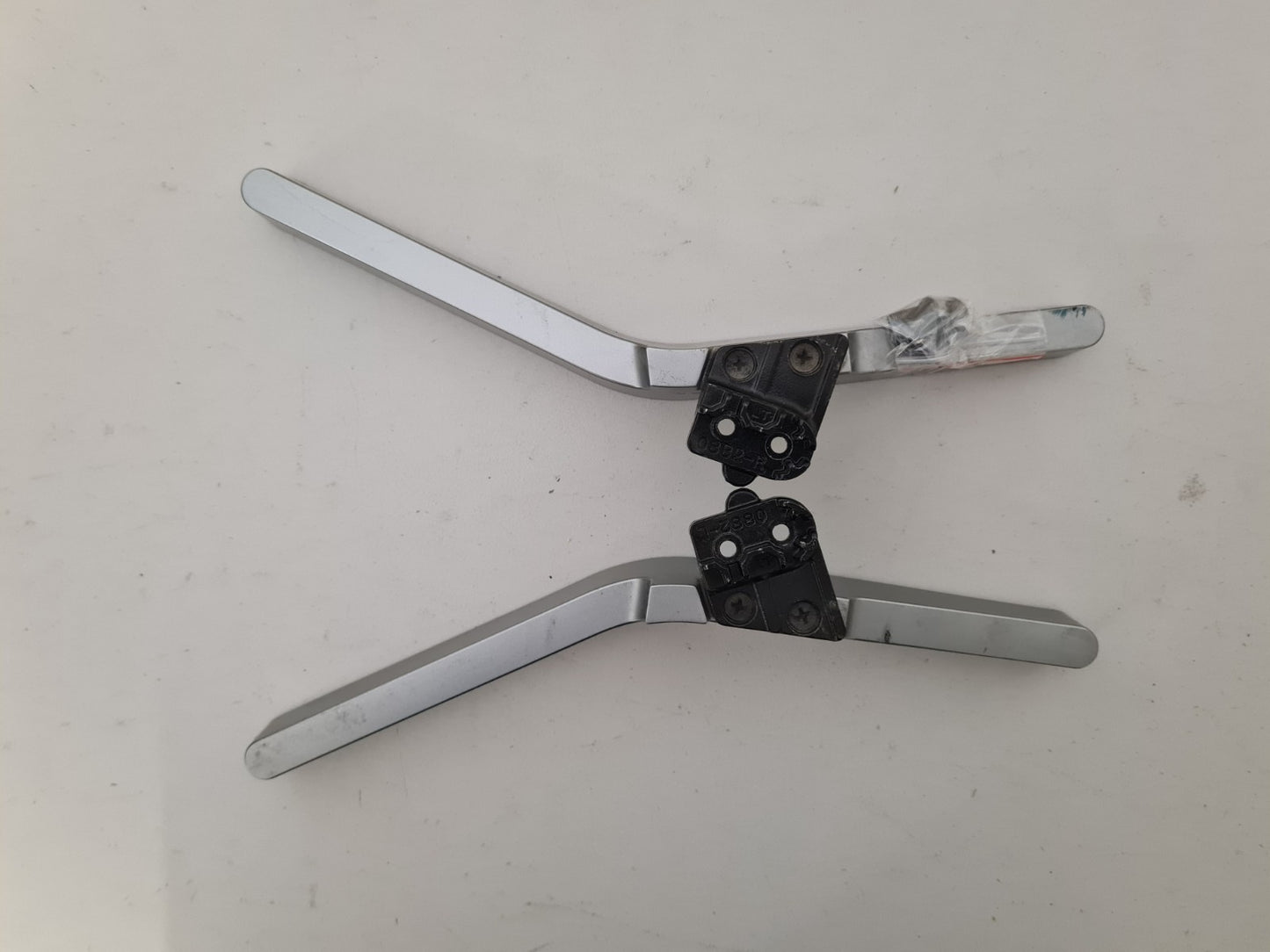 HISENSE 55N6 L&R FEET & SCREWS