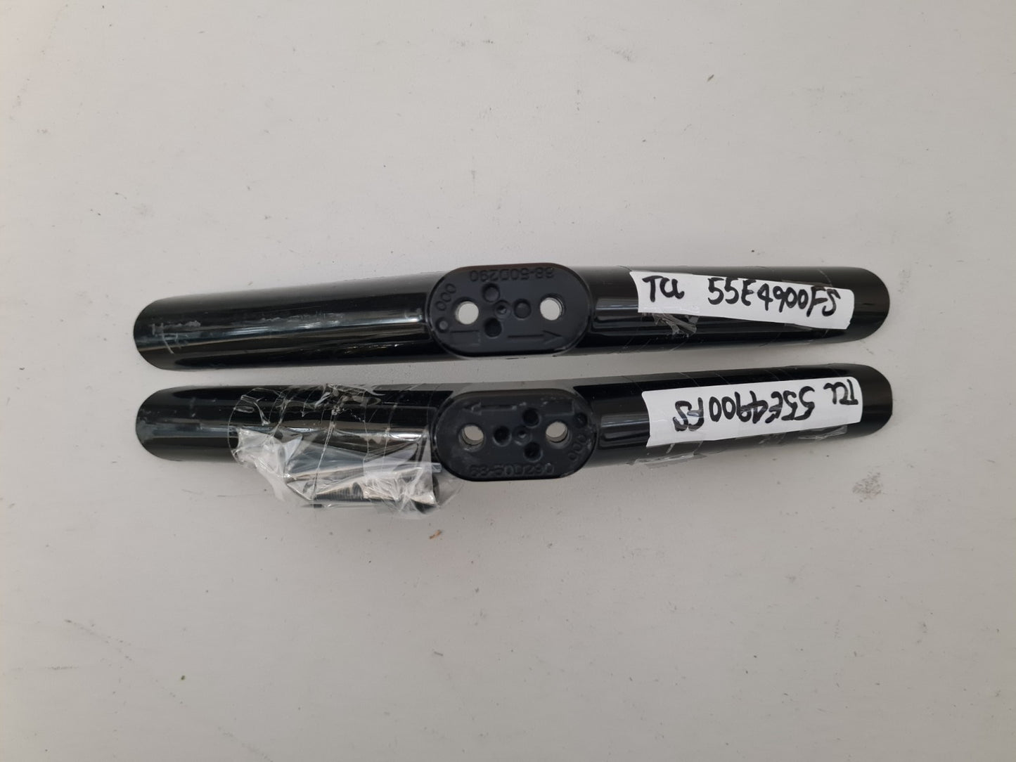 TCL 55E4900FS L&R FEET & SCREWS