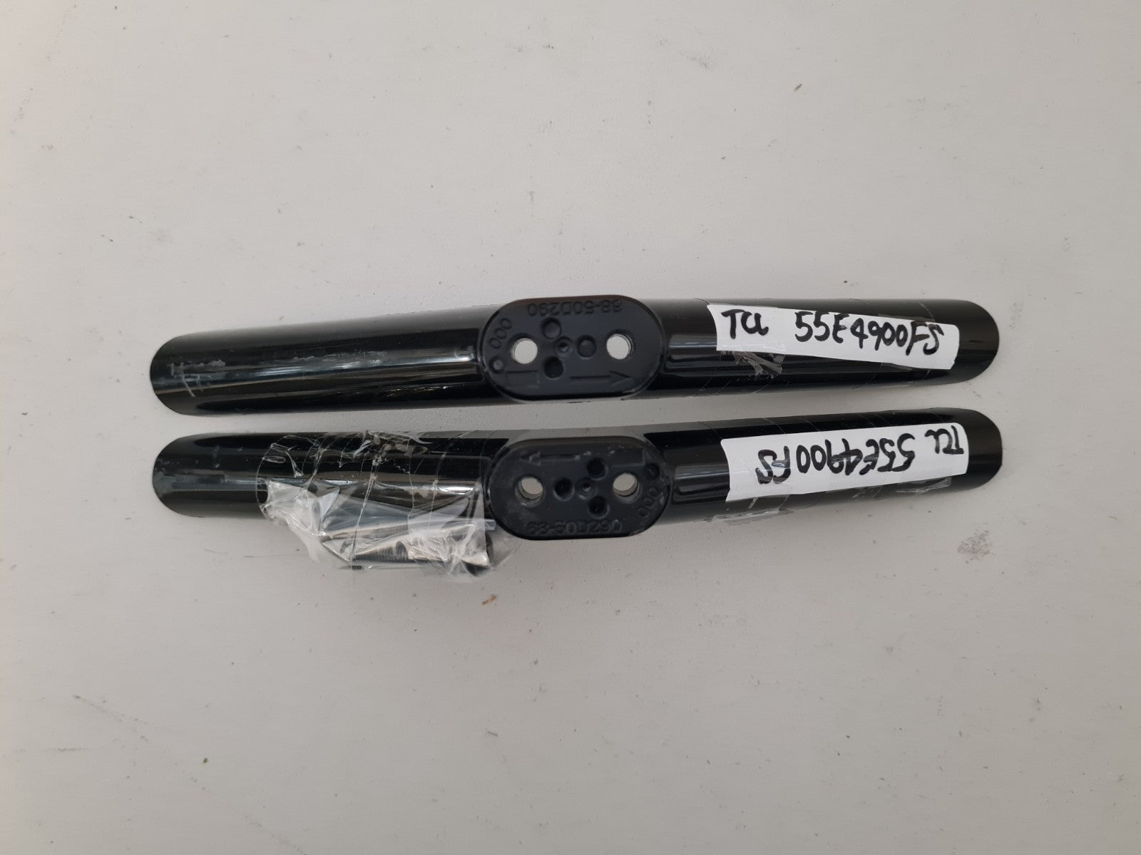 TCL 55E4900FS L&R FEET & SCREWS