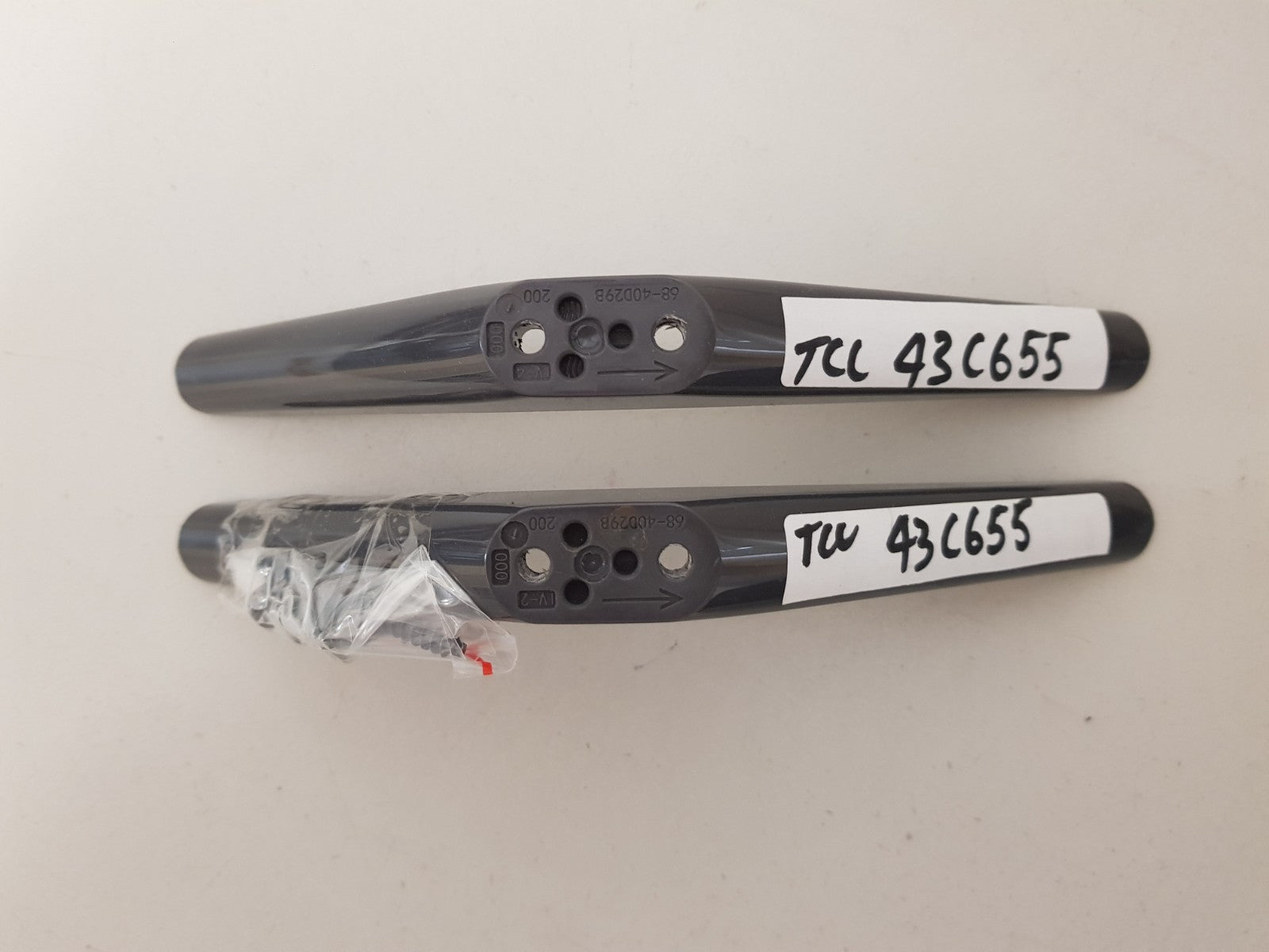 TCL 43C655 L&R FEET & SCREWS