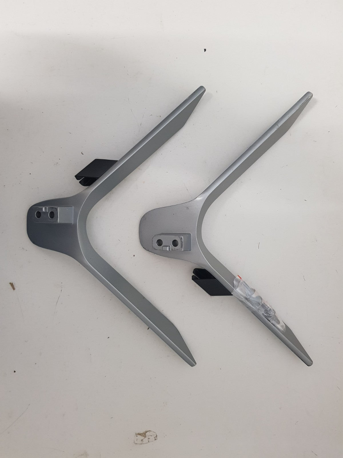 HISENSE 65S8 L&R FEET & SCREWS