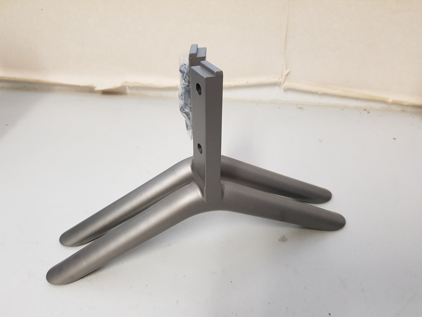 TCL 55E5900US L&R FEET & SCREWS