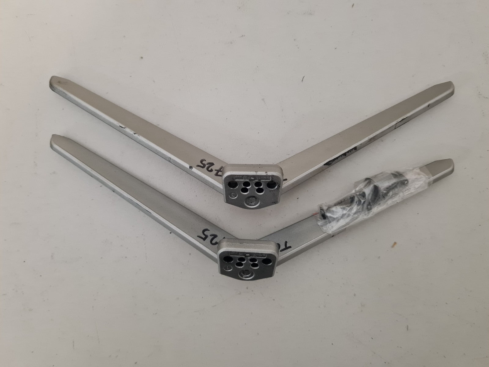 TCL 43P725 L&R FEET & SCREWS