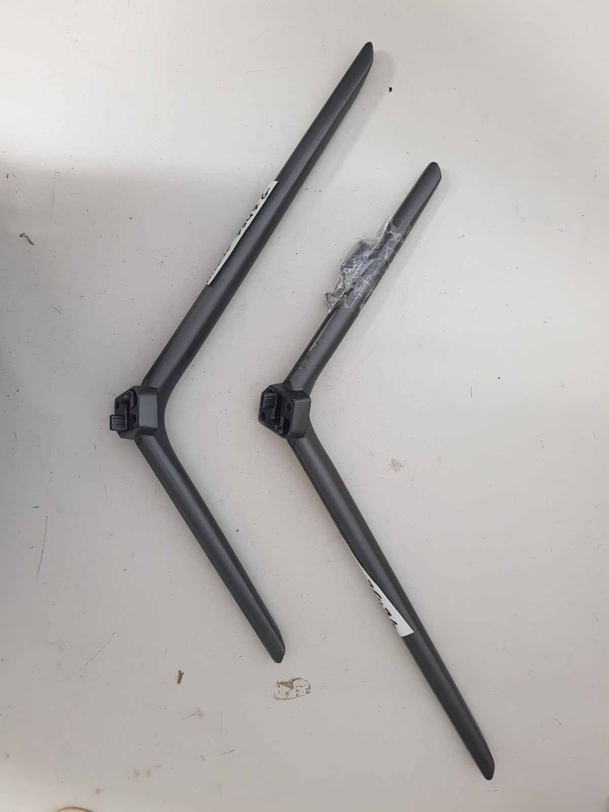 HISENSE 75U7G L&R FEET & SCREWS