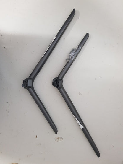 HISENSE 75U7G L&R FEET & SCREWS