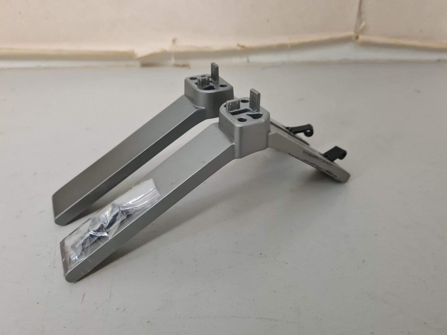 TOSHIBA 43C350MP L&R FEET & SCREWS