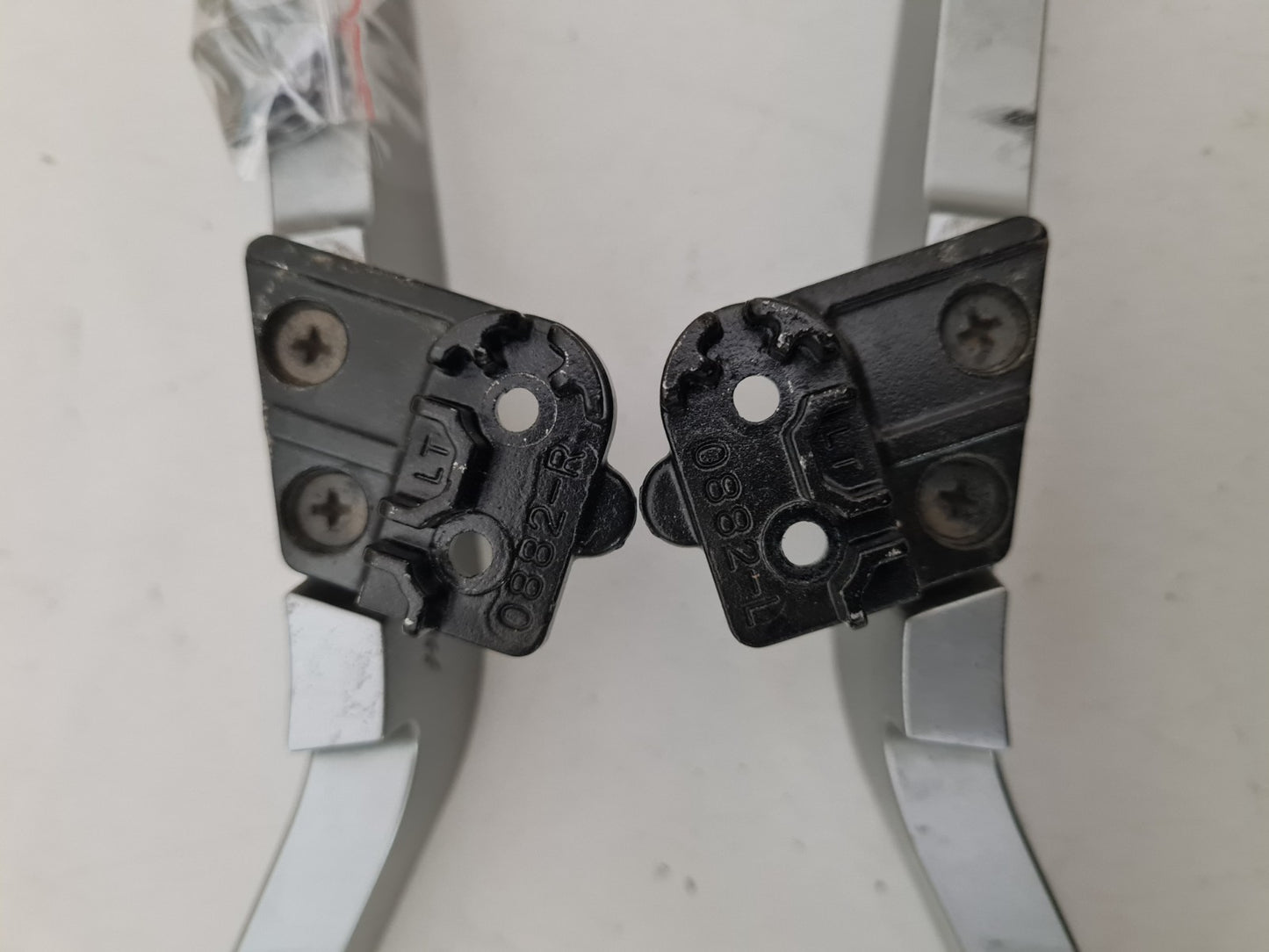 HISENSE 55N6 L&R FEET & SCREWS