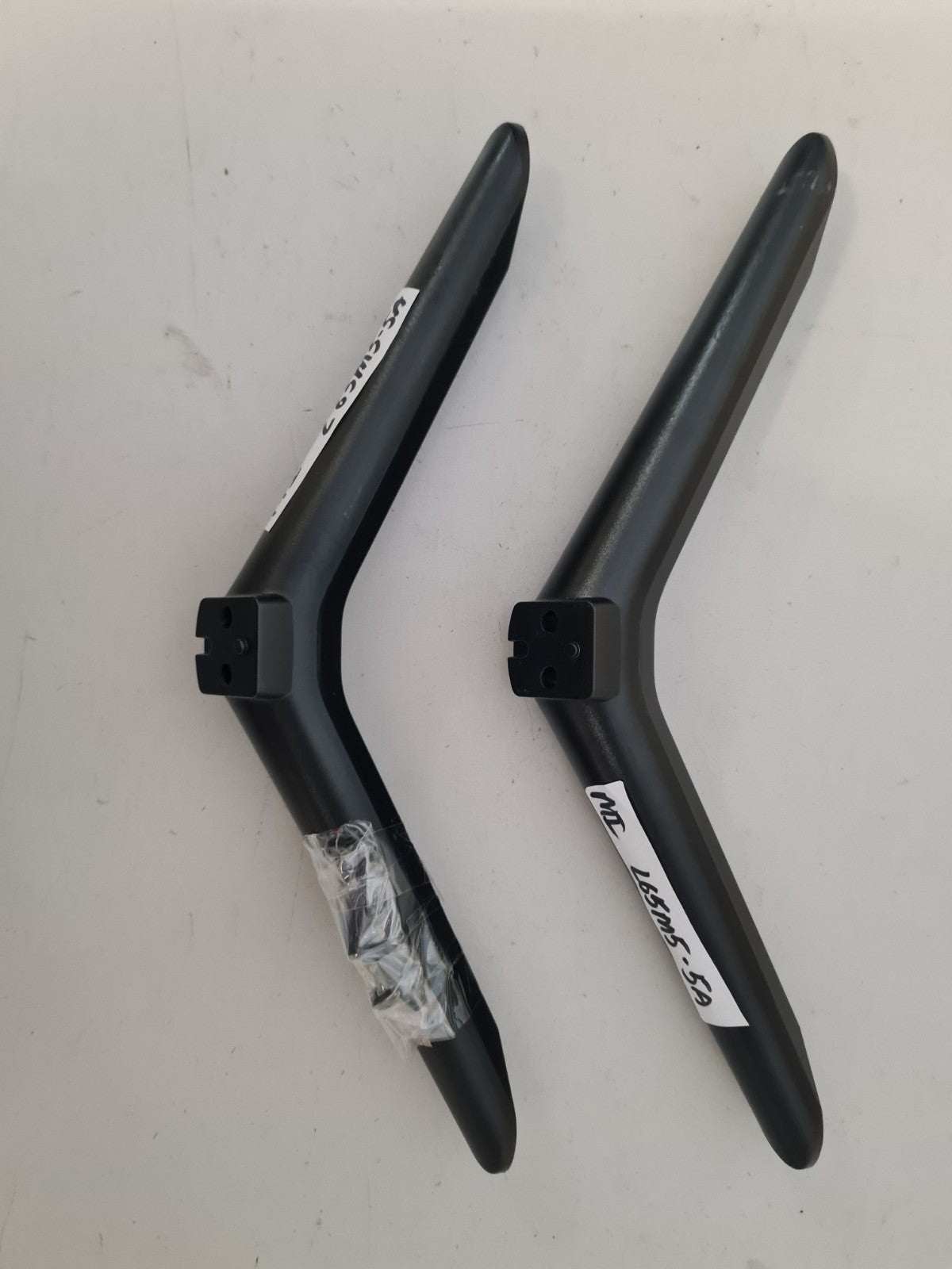 MI L65M5-5A L&R FEET & SCREWS