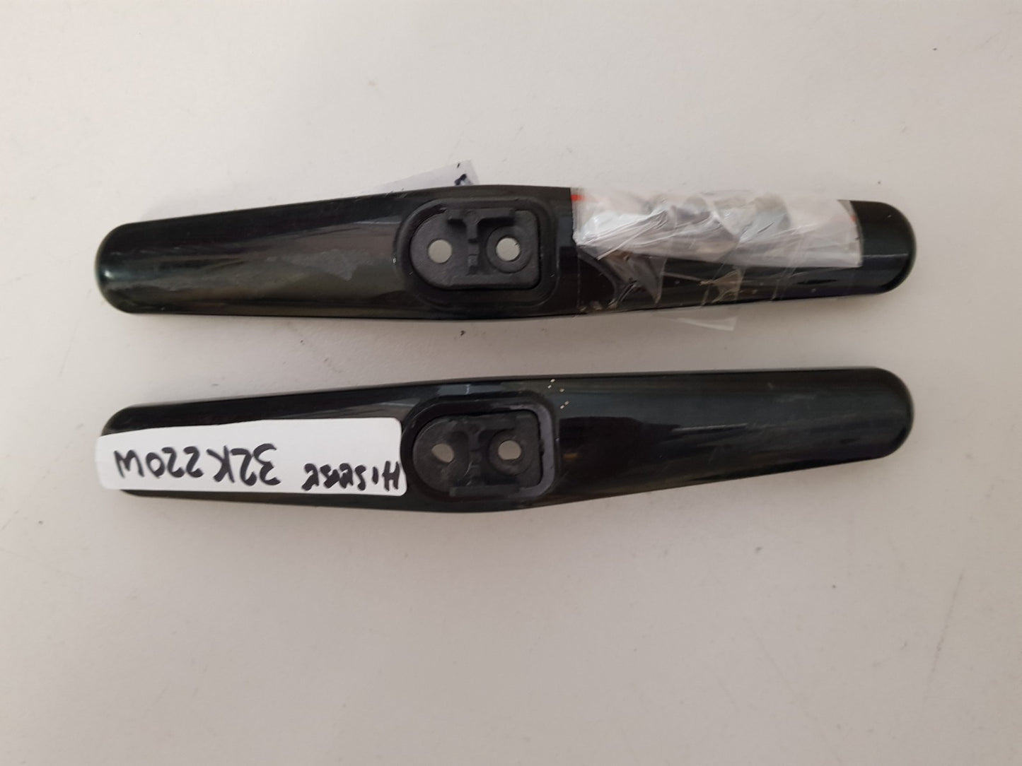 HISENSE 32K220W L&R FEET & SCREWS