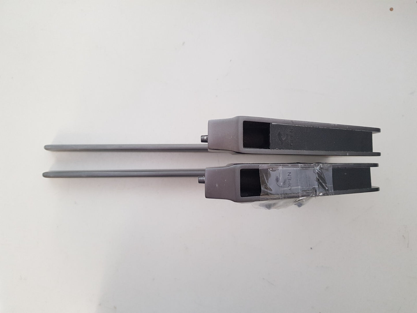 GENUINE HISENSE 65U8HAU L&R FEET & SCREWS