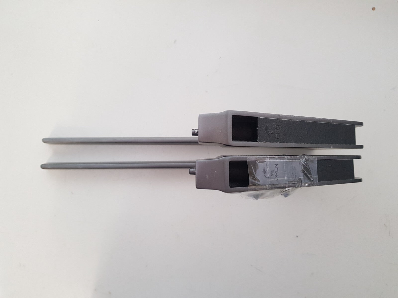GENUINE HISENSE 65U8HAU L&R FEET & SCREWS