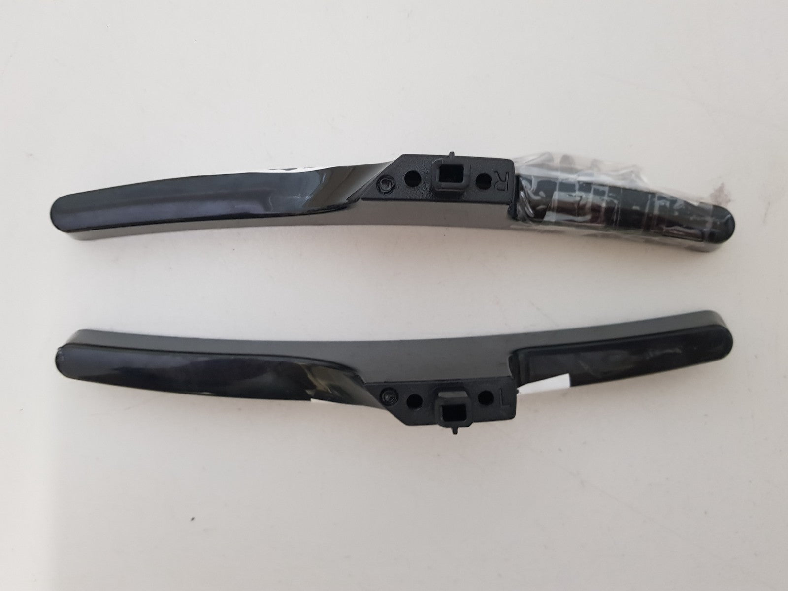 SAMSUNG UA32T5300 AW L&R FEET & SCREWS