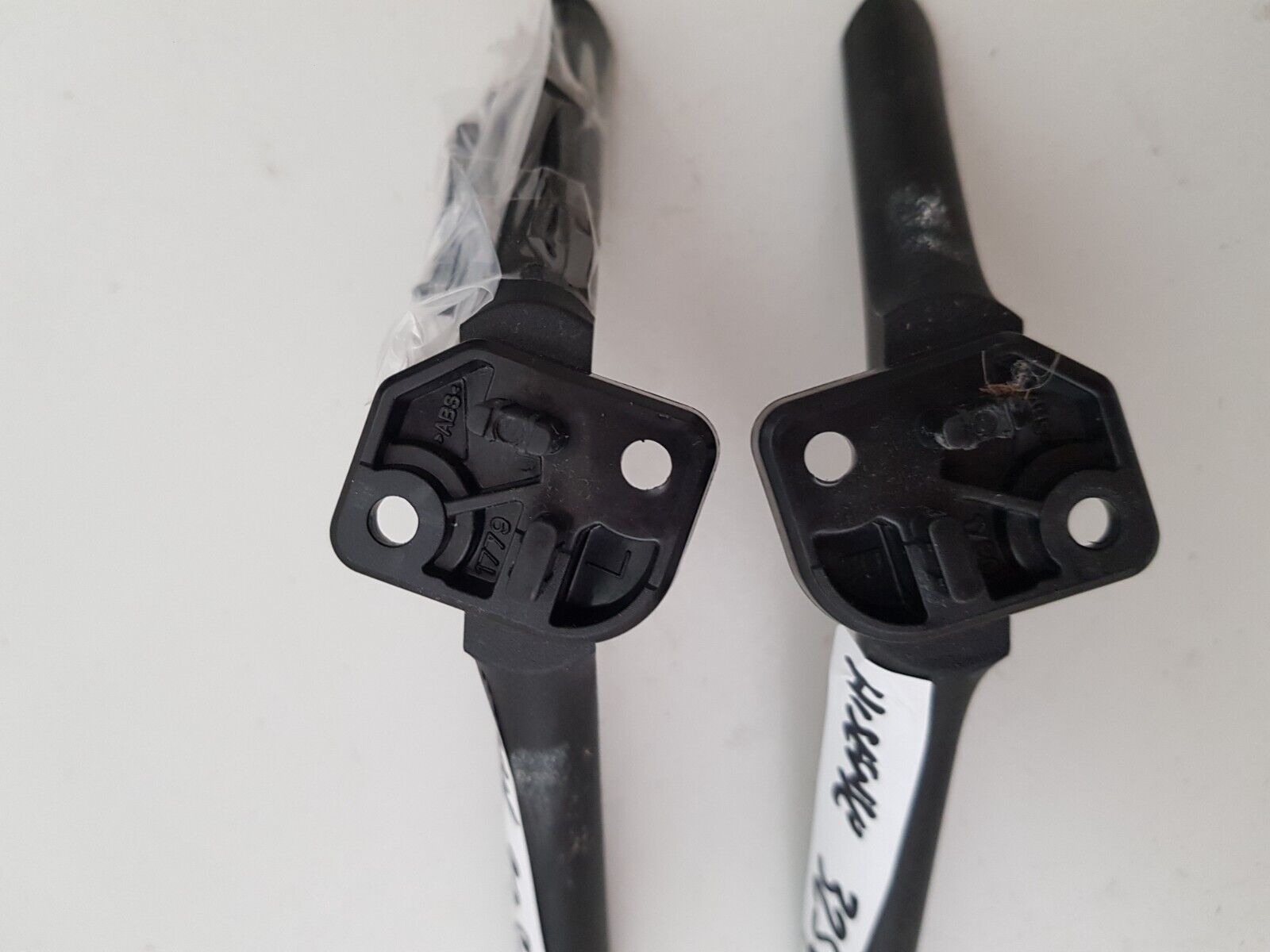 GENUINE HISENSE 32S4 L&R FEET & SCREWS